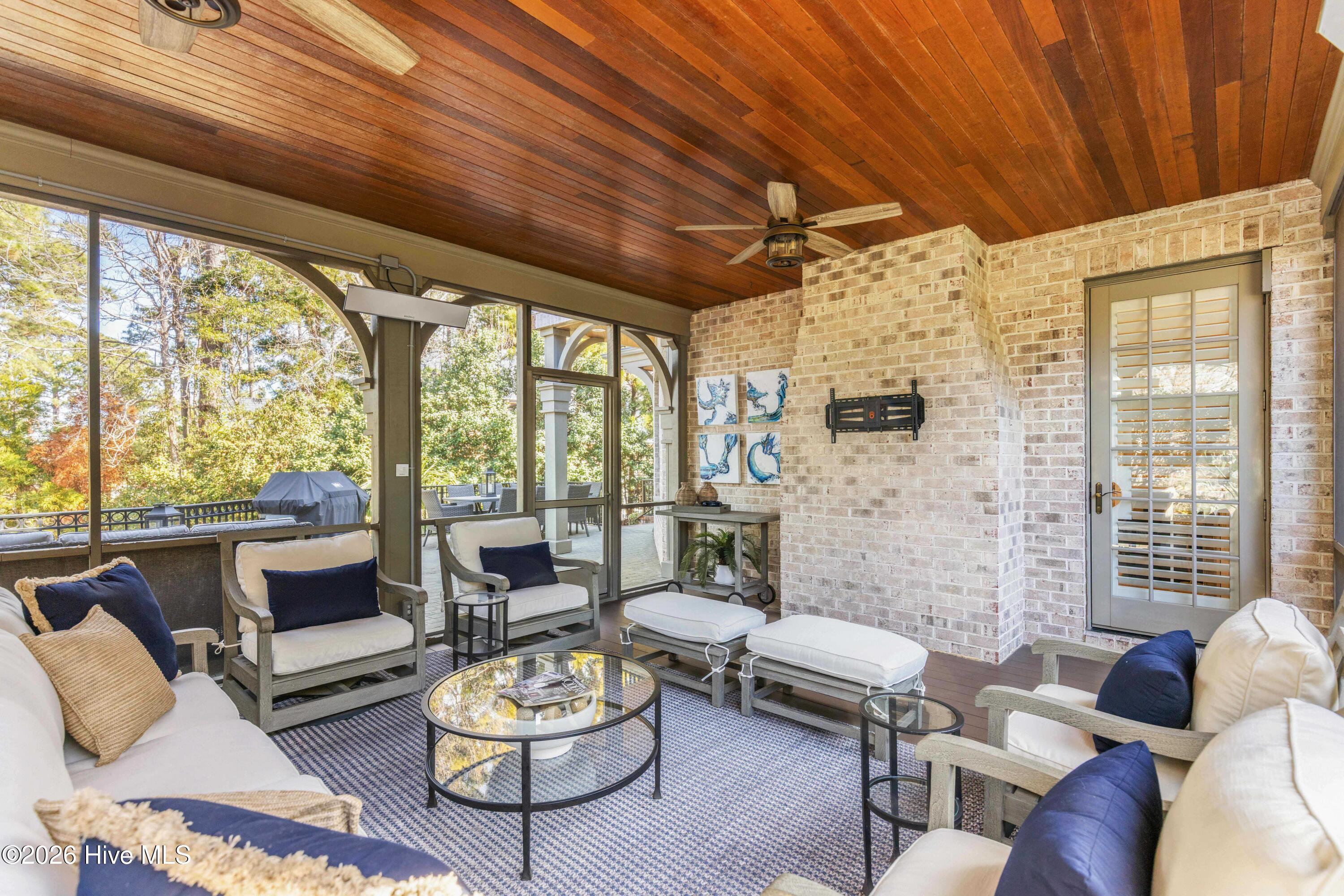 100555813 | Photo 21