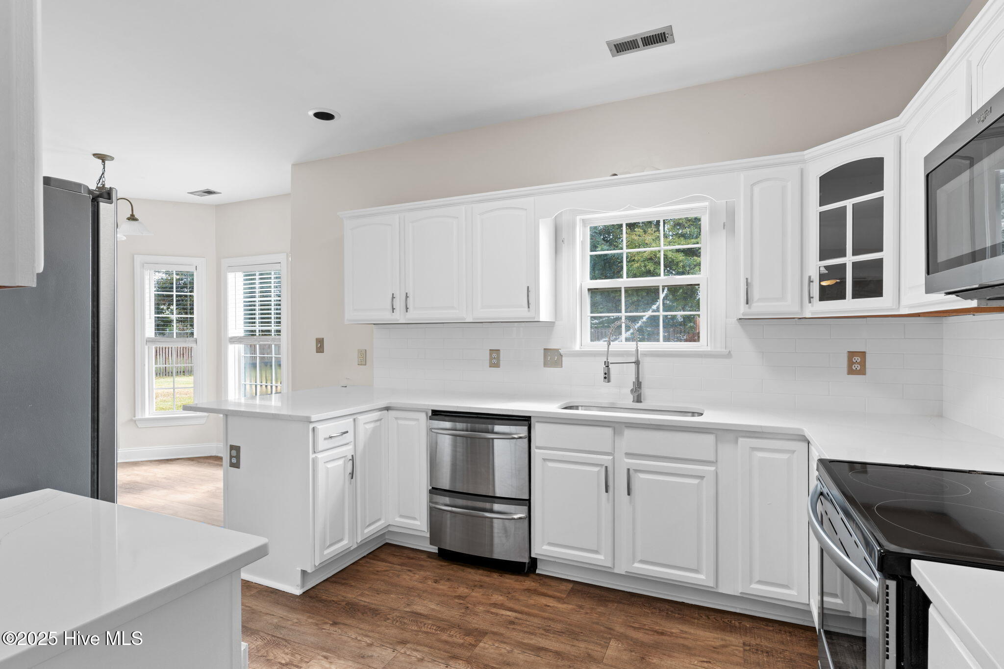 100532081 | Photo 34