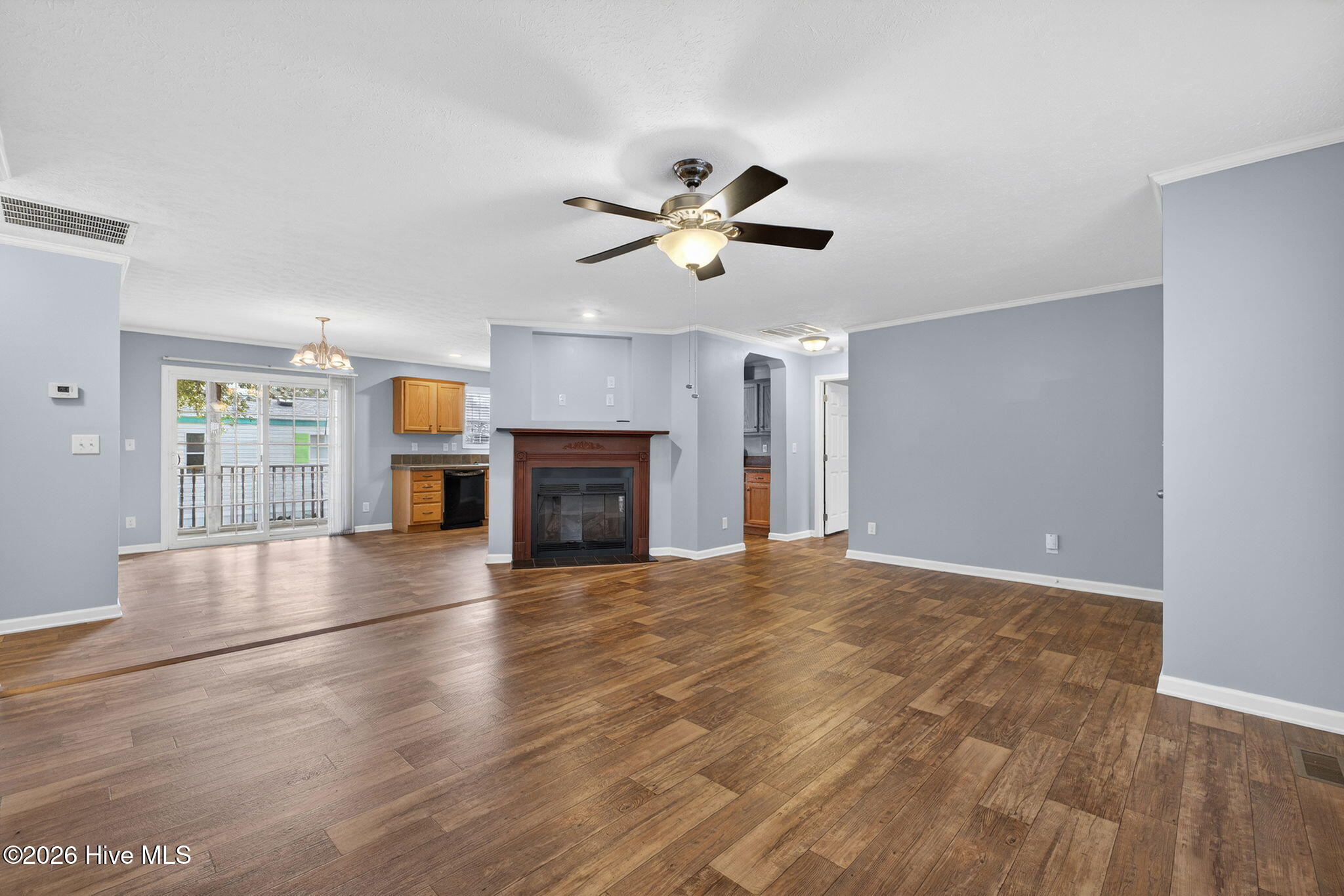 100557070 | Photo 11