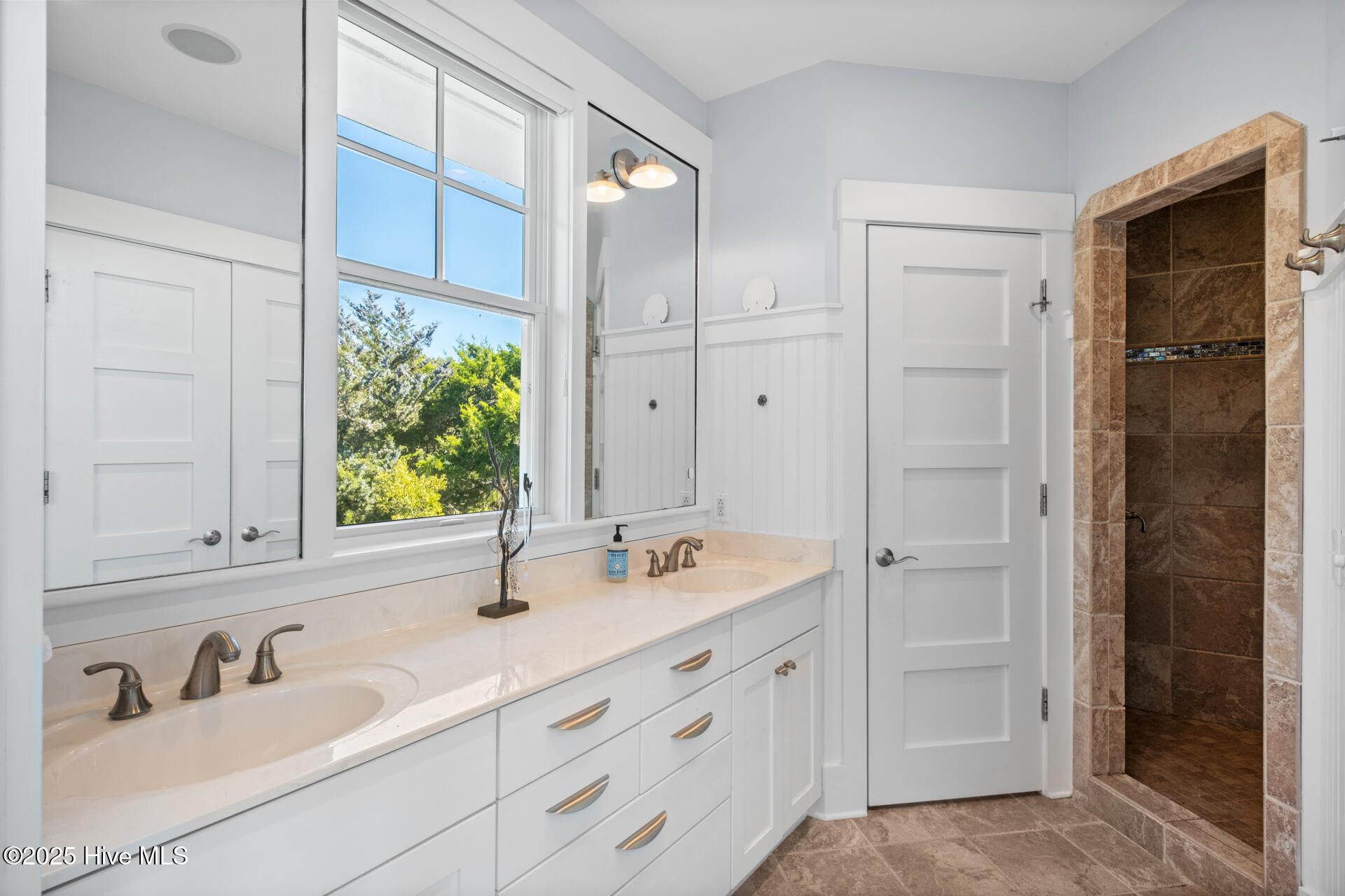 100540295 | Photo 24