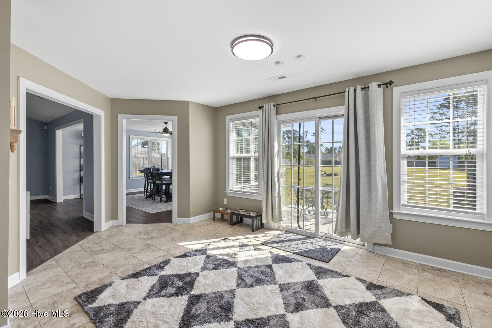 100569280 | Photo 13