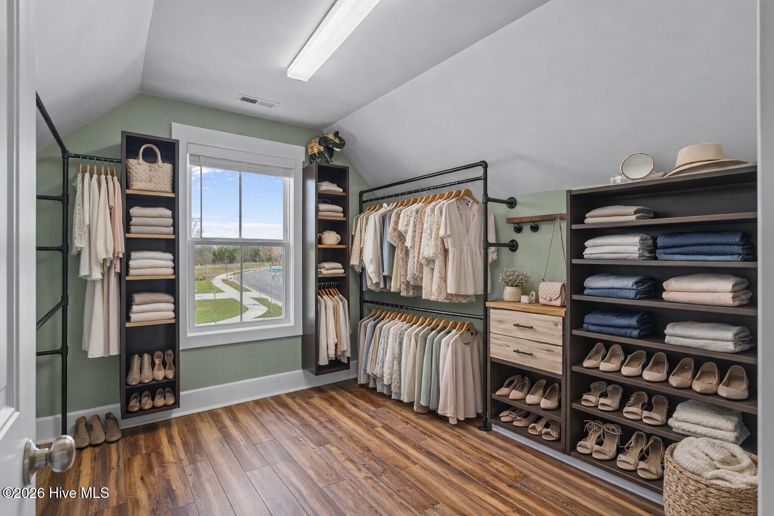 100562653 | Photo 30