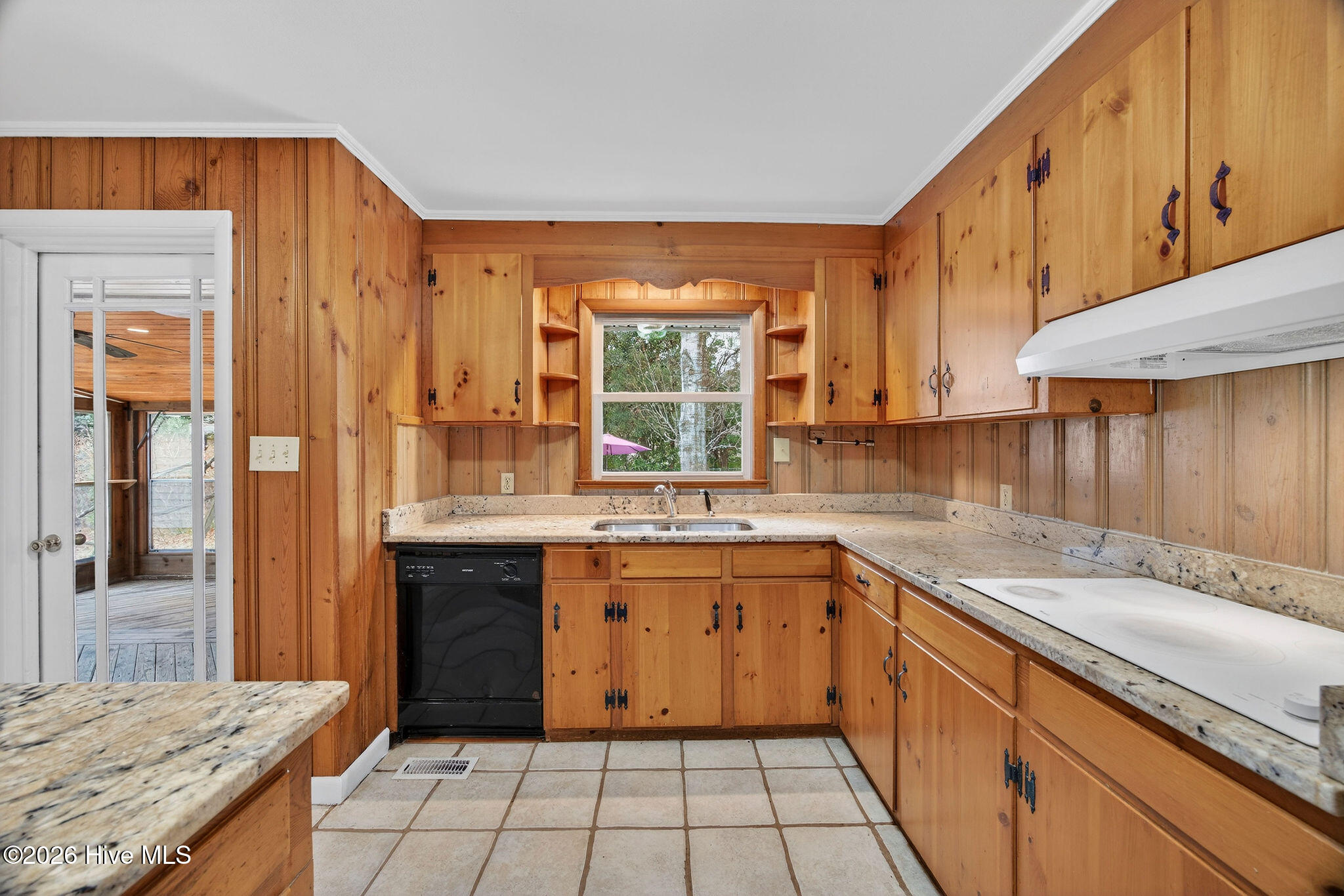 100557140 | Photo 11