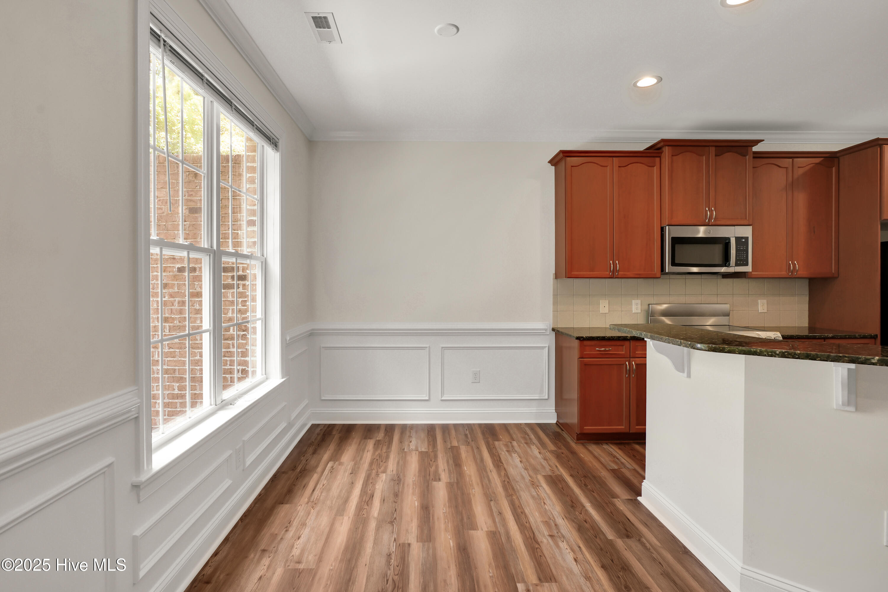 100531017 | Photo 10