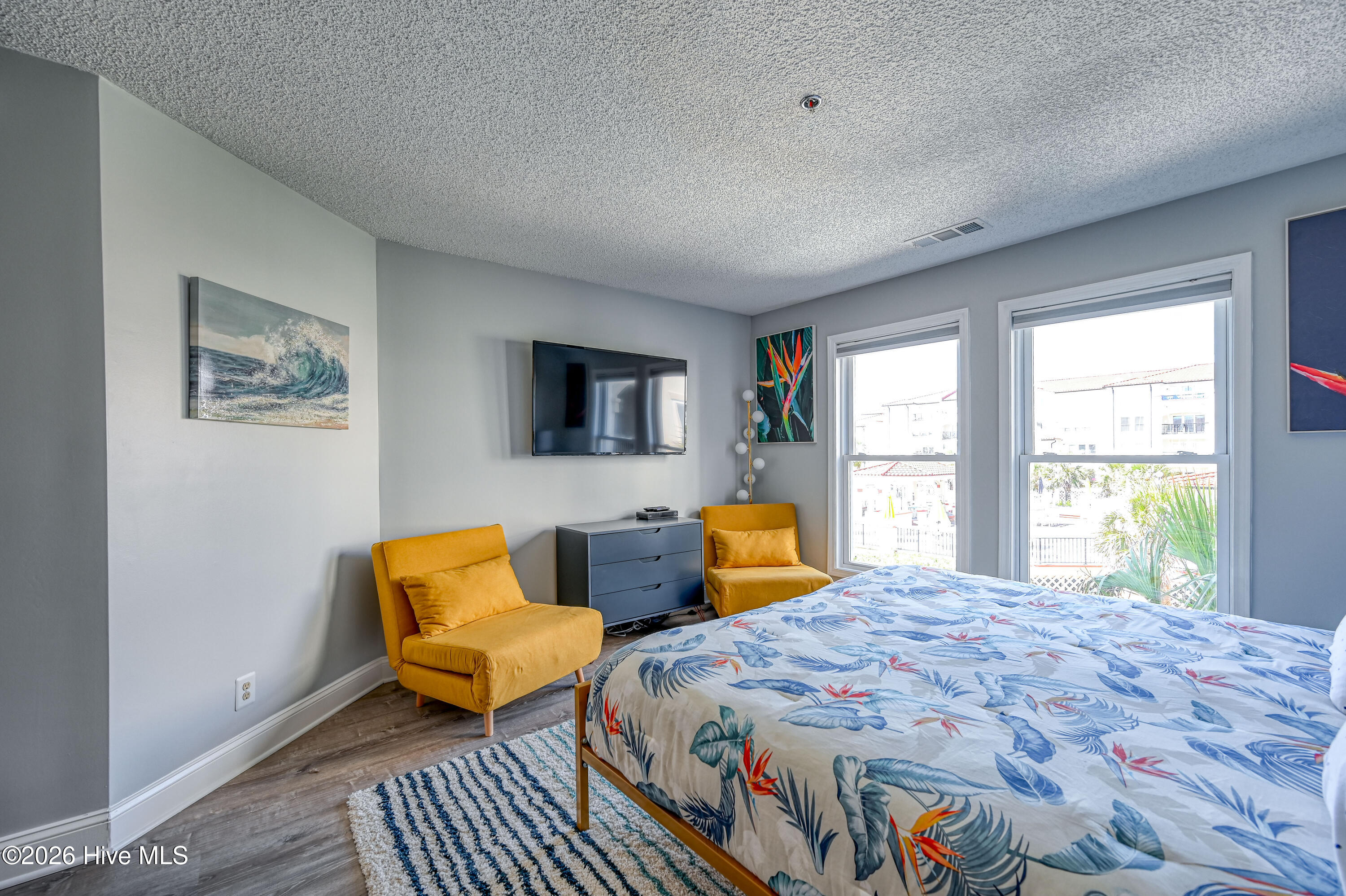 100568256 | Photo 40