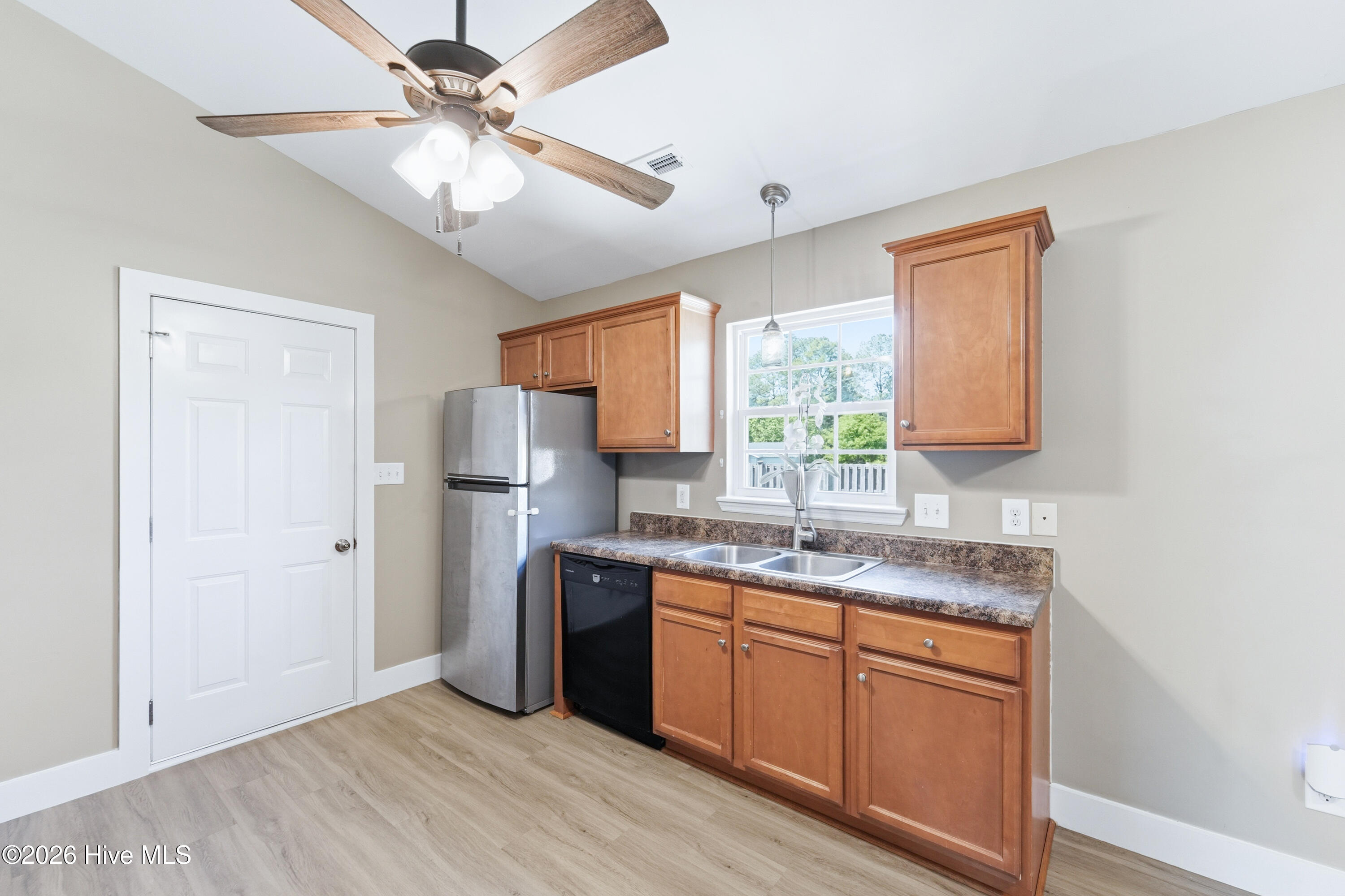 100568349 | Photo 10