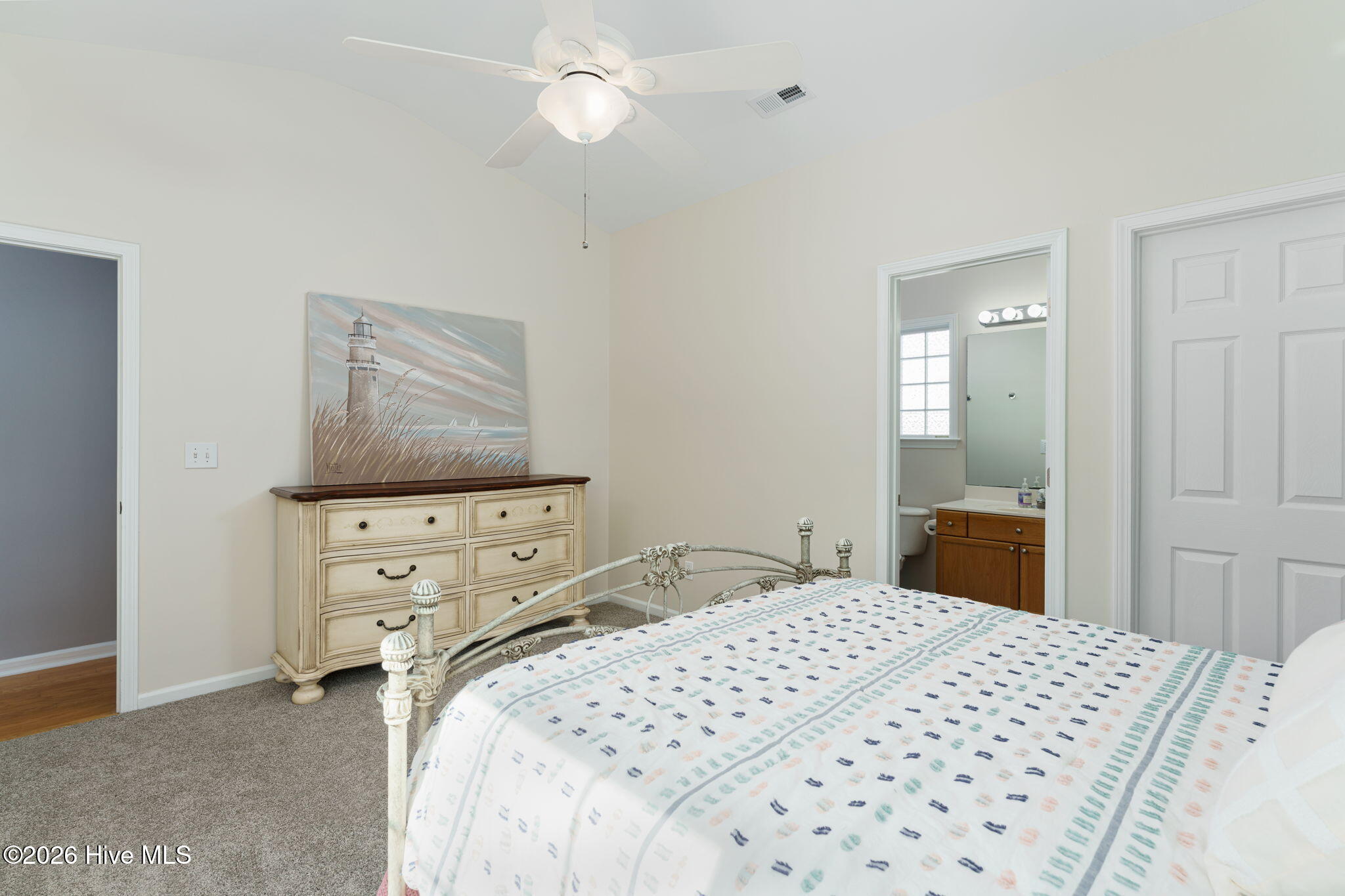 100563098 | Photo 17