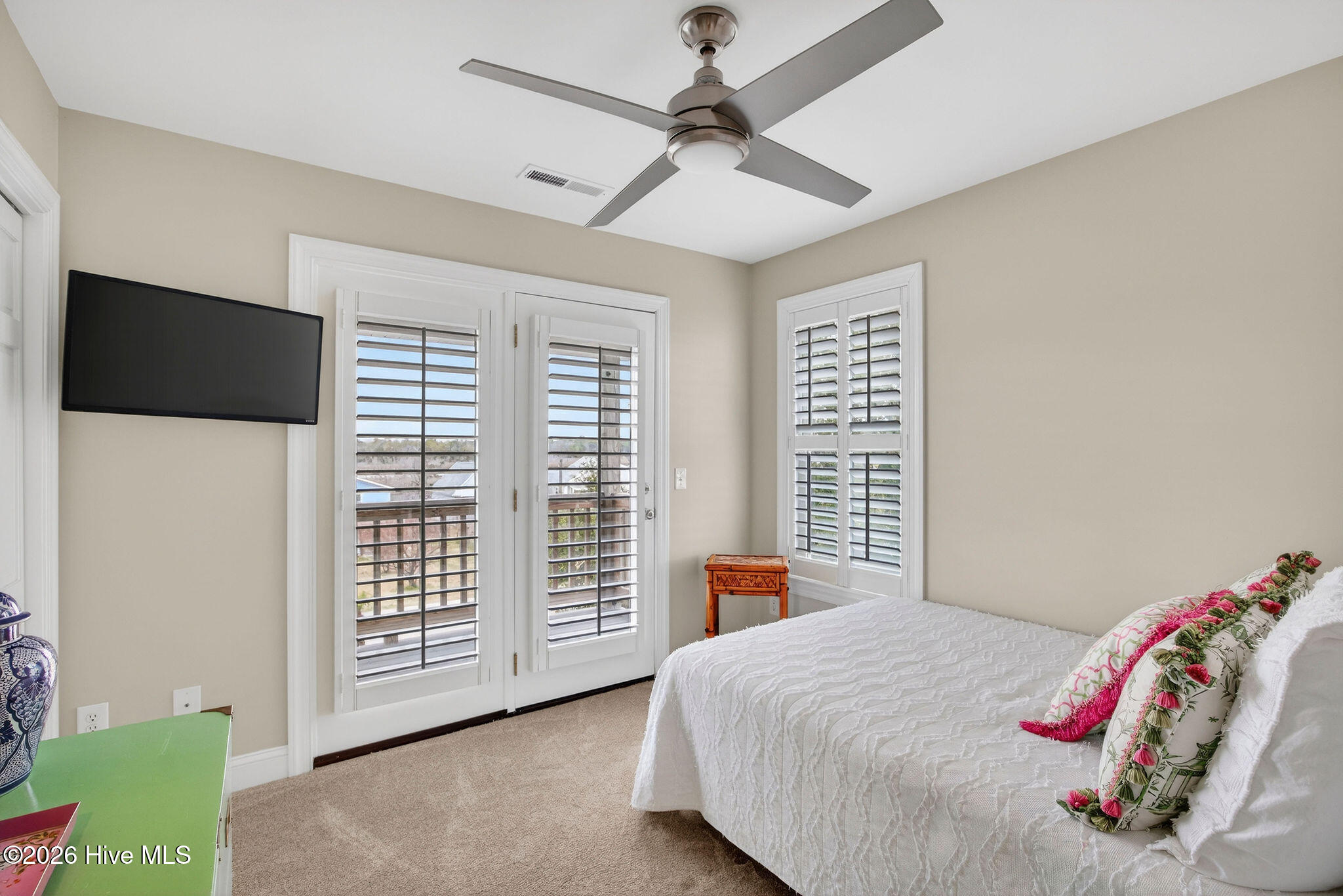 100558611 | Photo 53