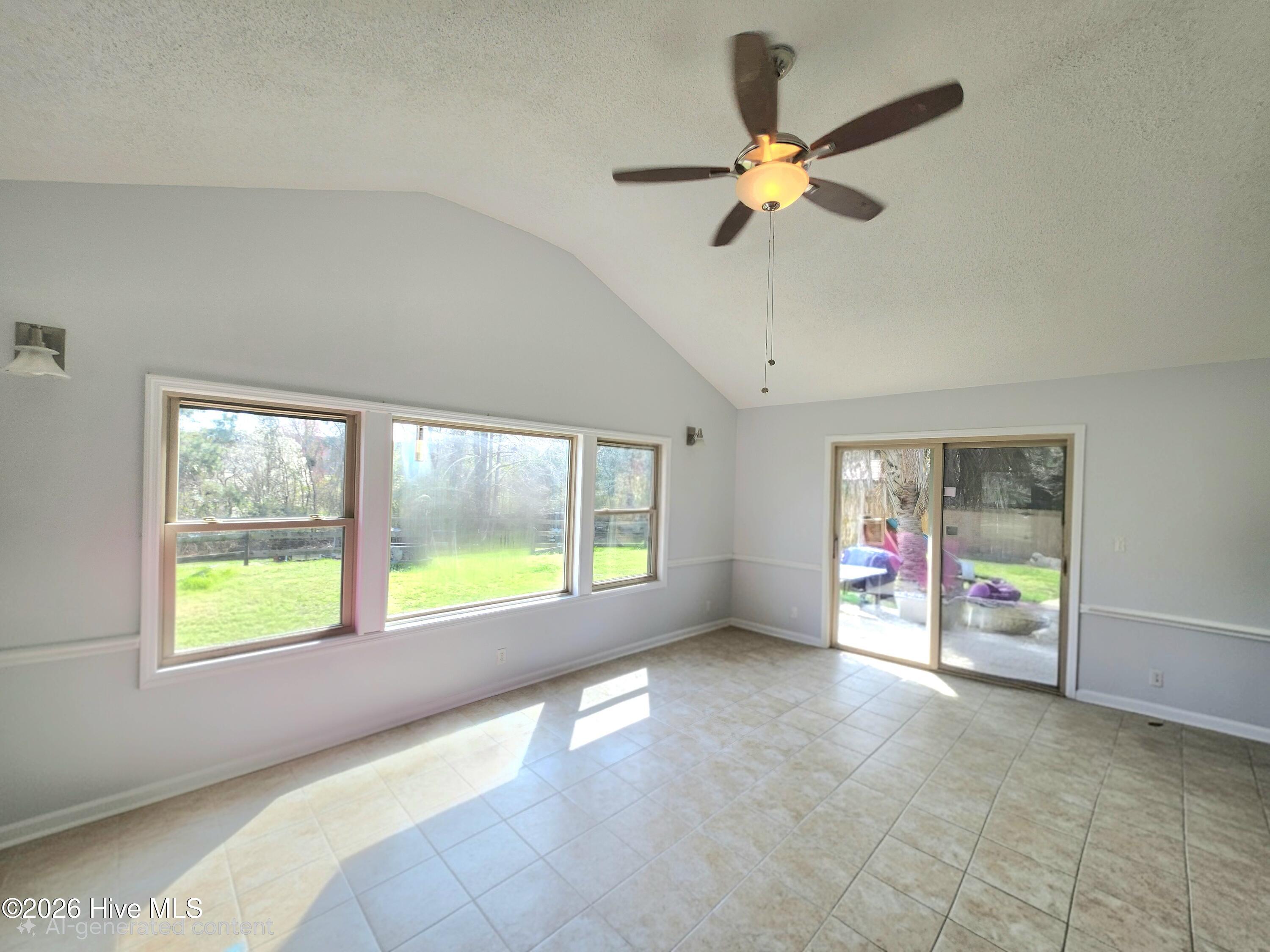 100563427 | Photo 29