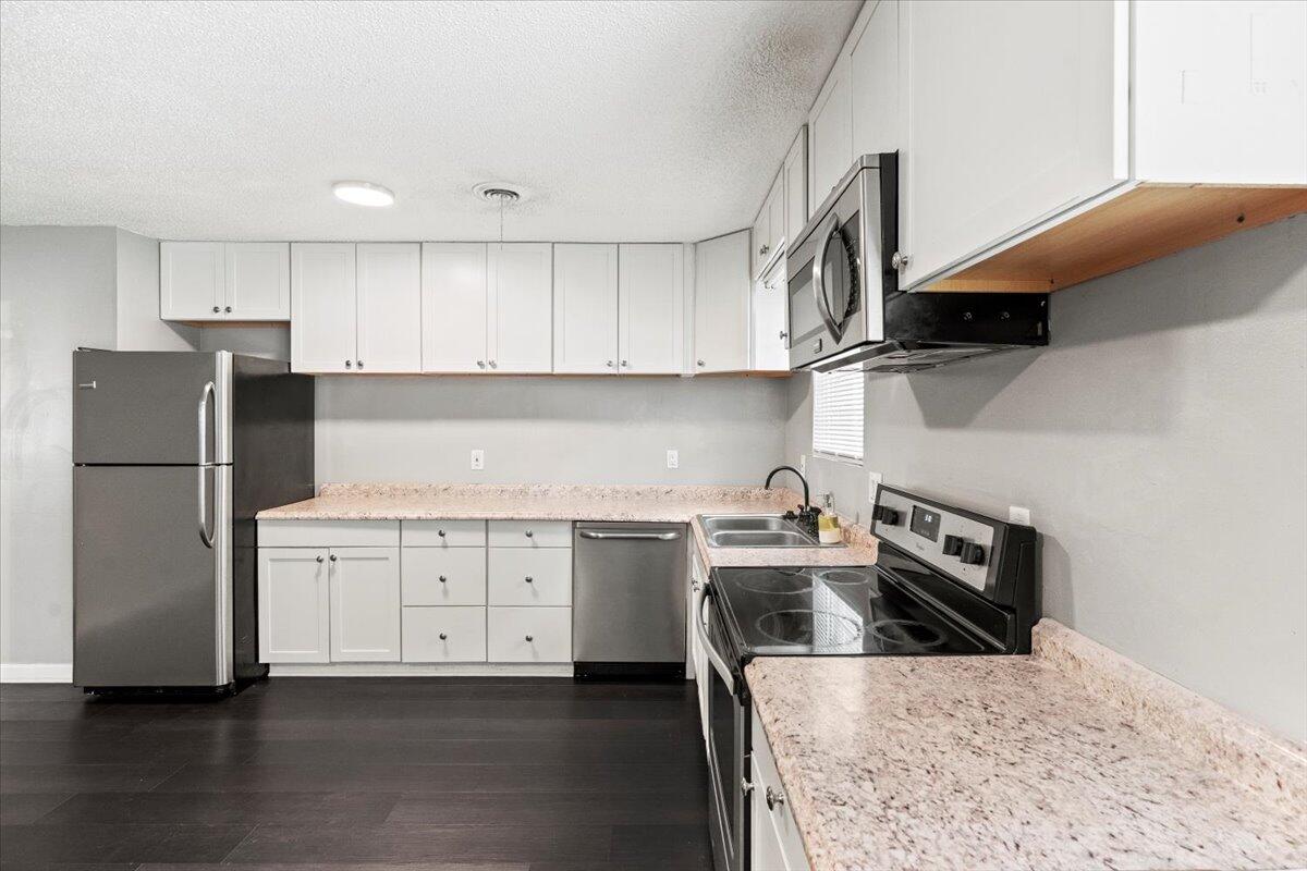 08-Dining Area & Kitchen