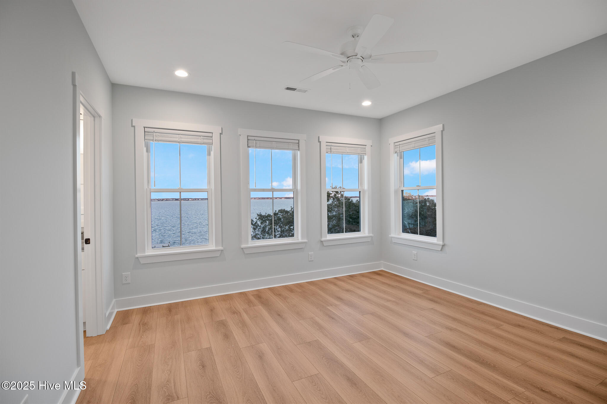 100545973 | Photo 16