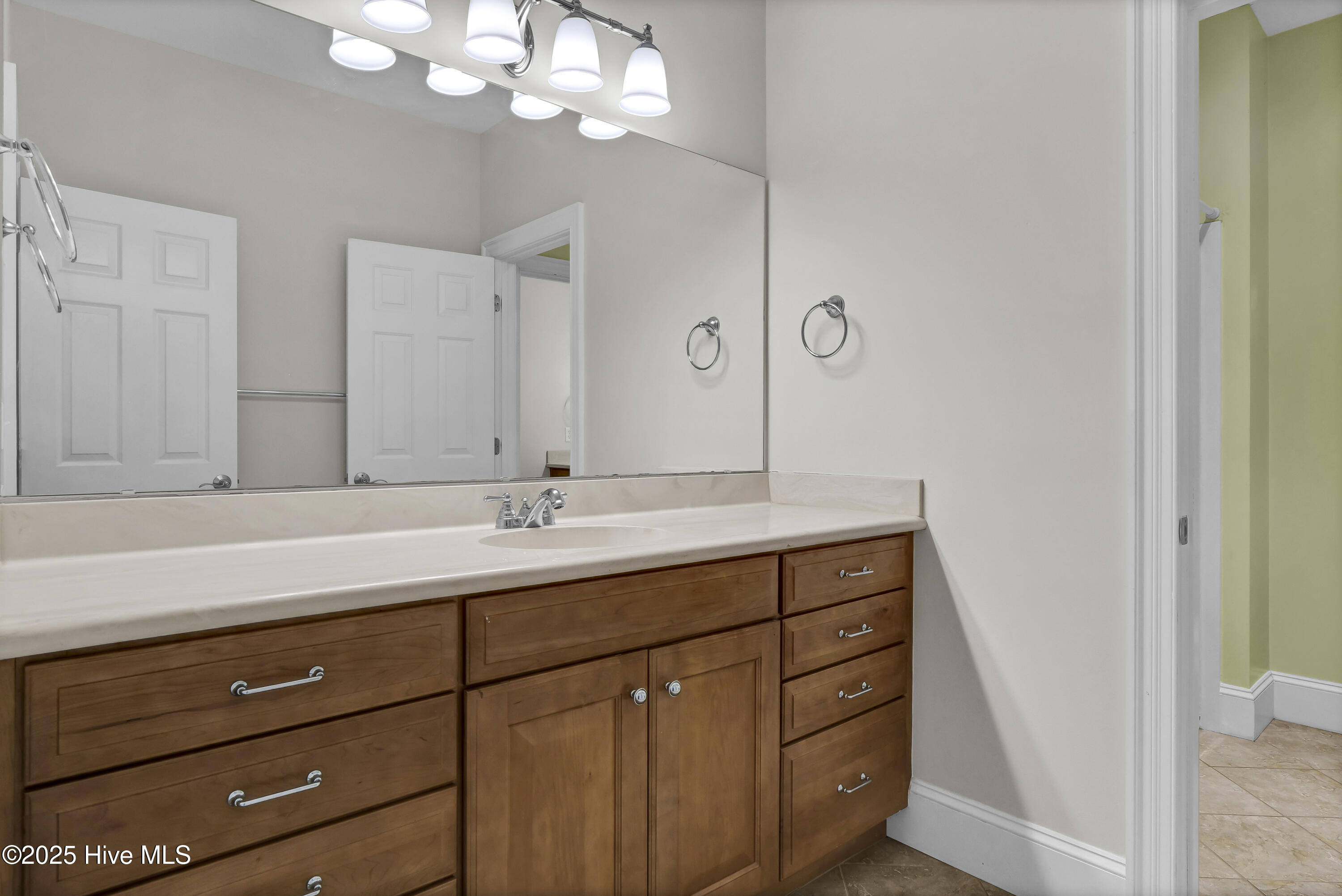 100518600 | Photo 38