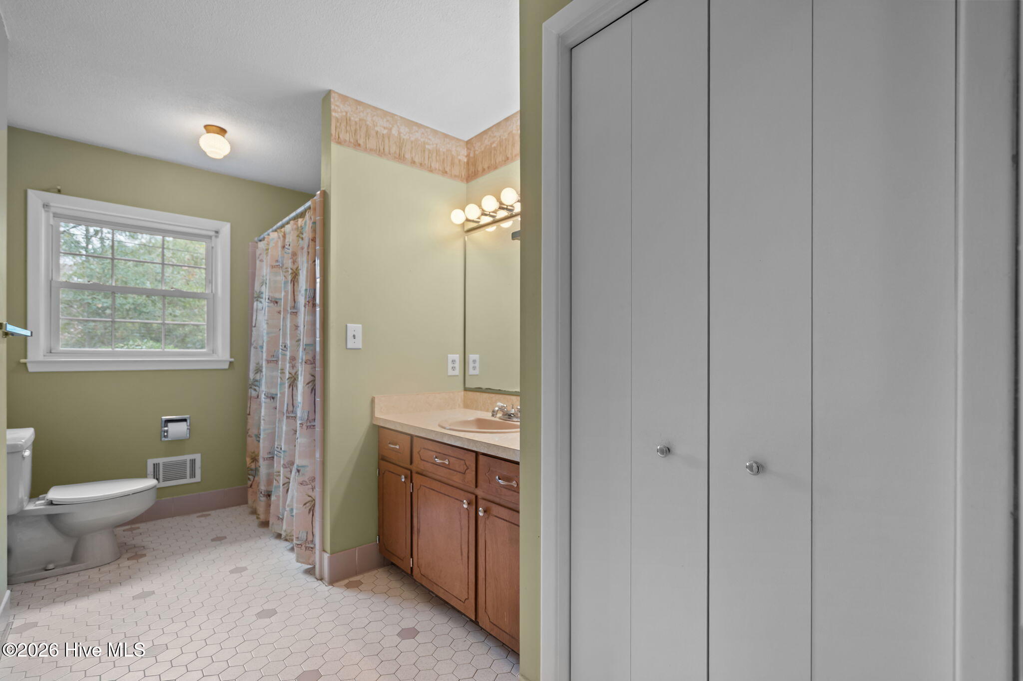 100551462 | Photo 33