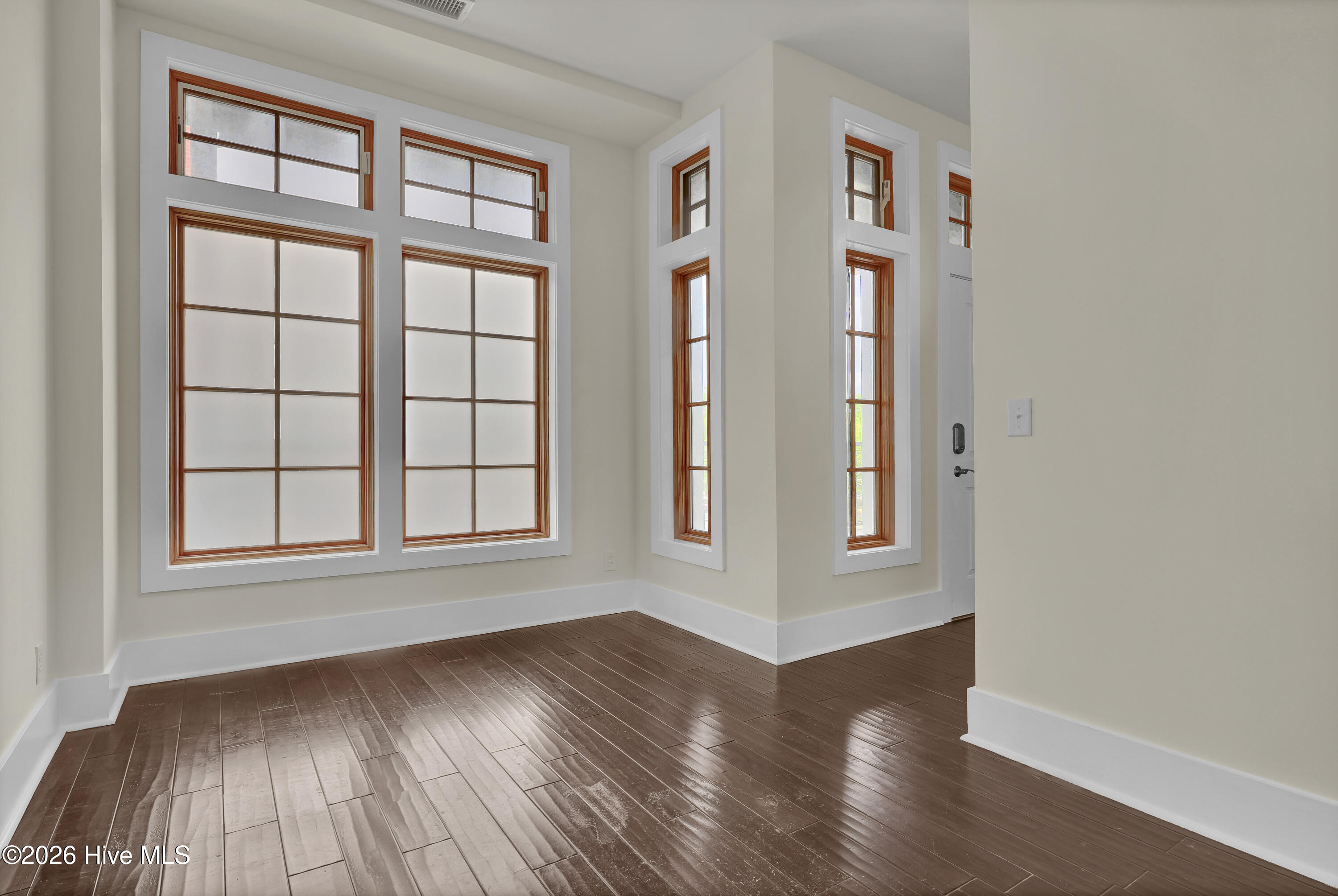 100566335 | Photo 19