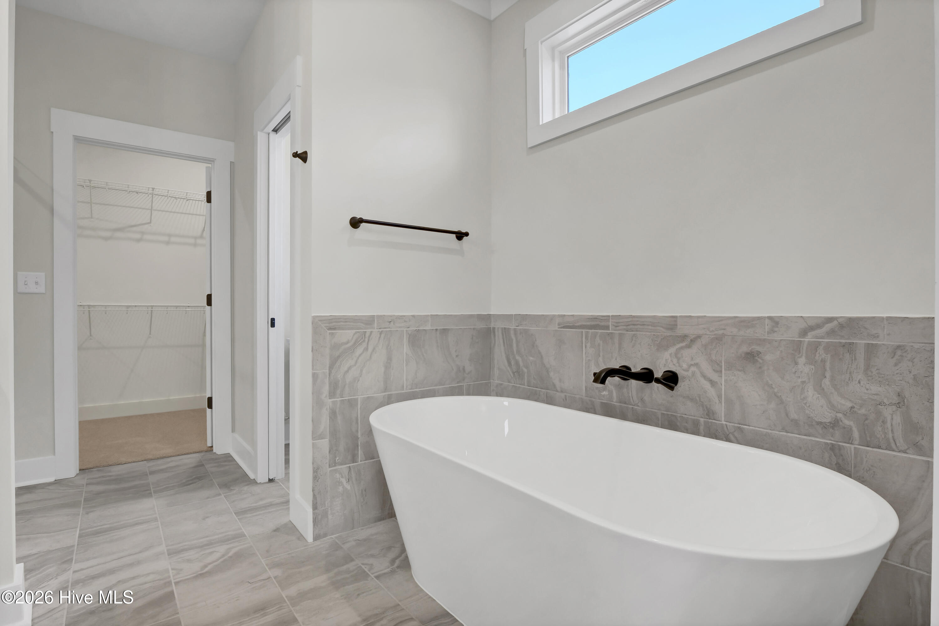 100553598 | Photo 16