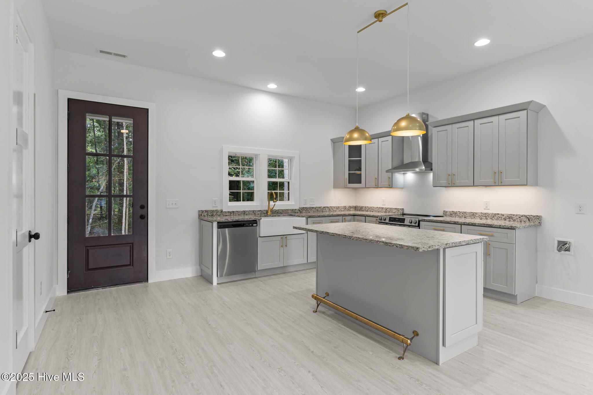 100506453 | Photo 23