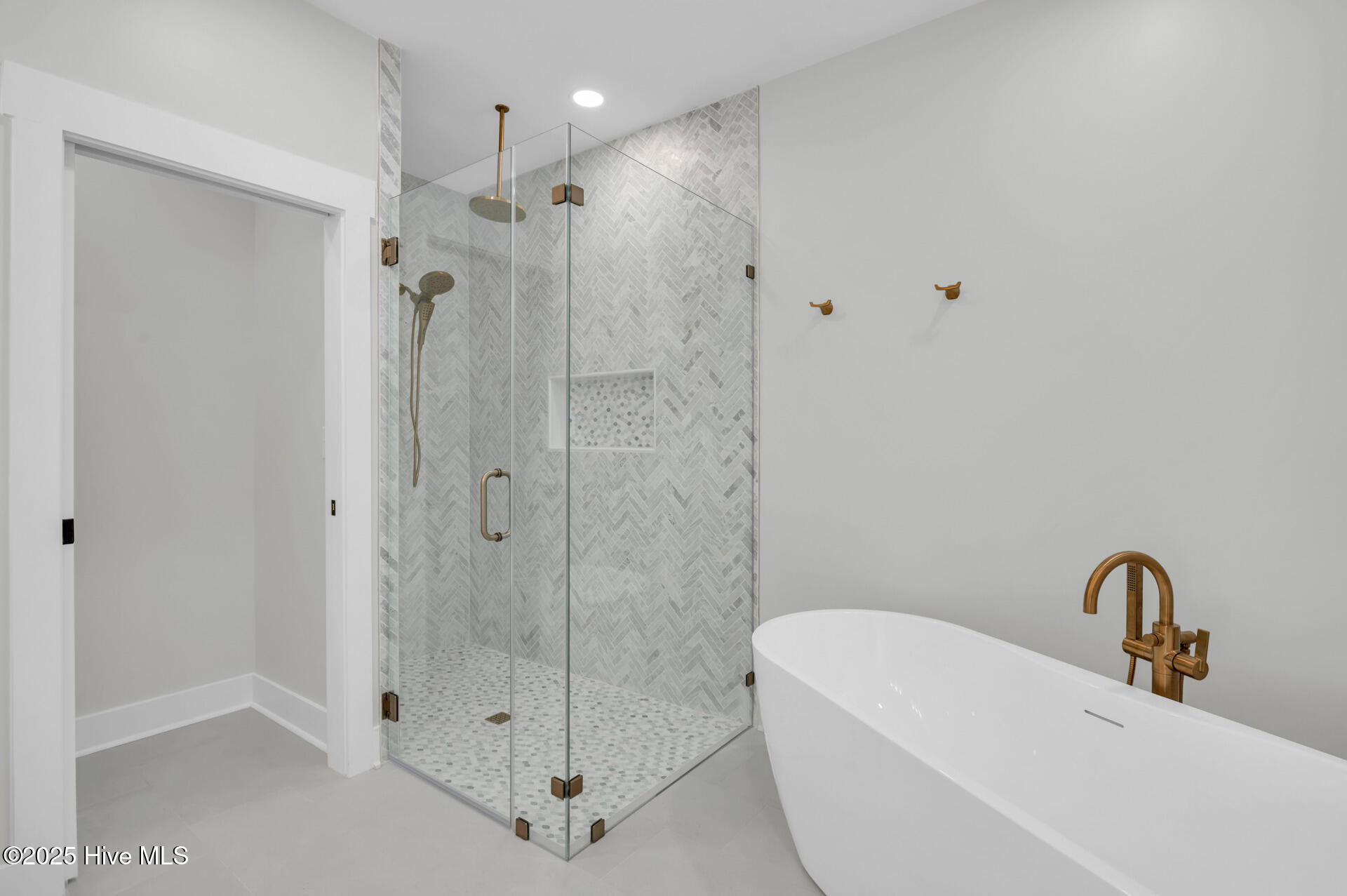 100540114 | Photo 28