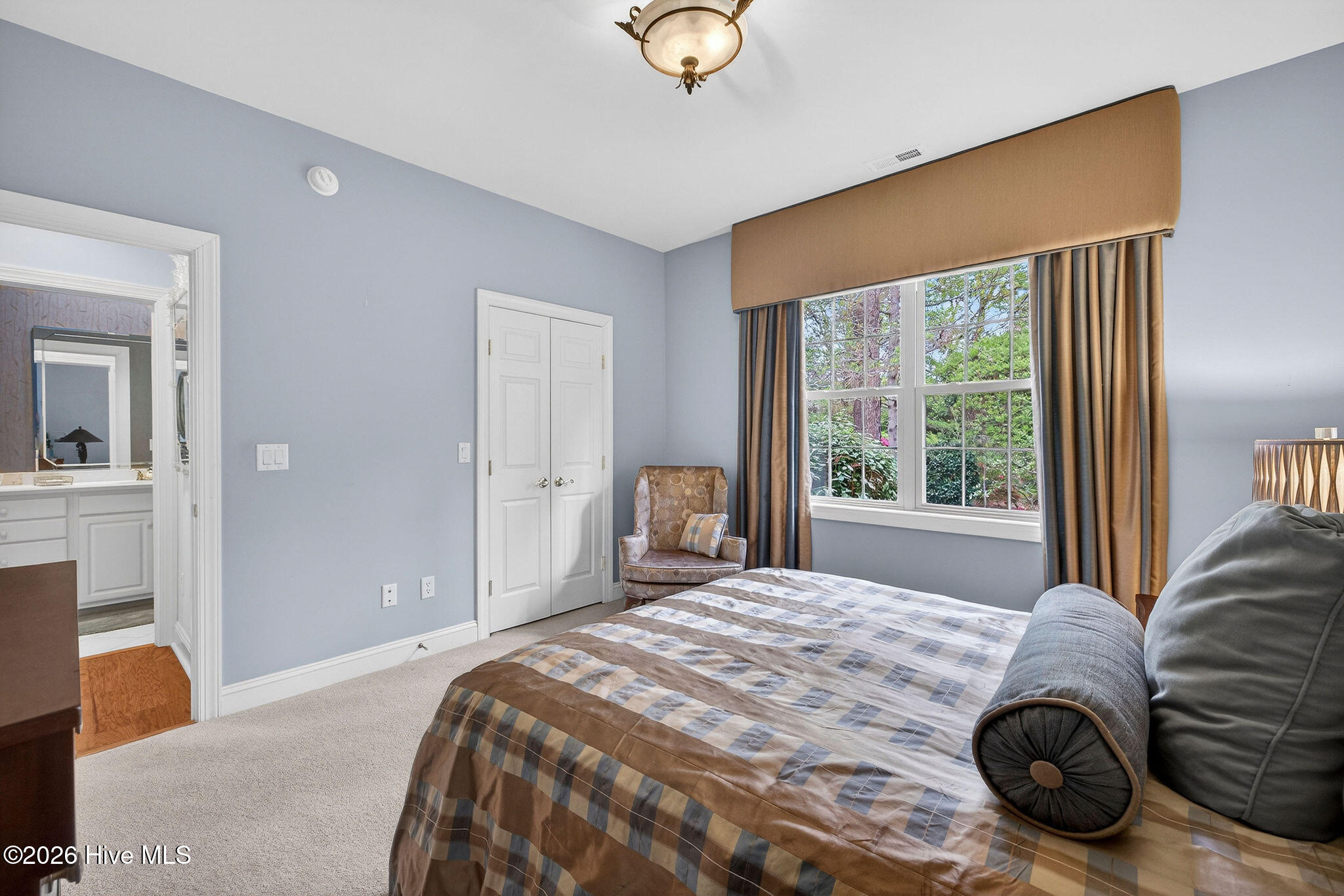 100565990 | Photo 38