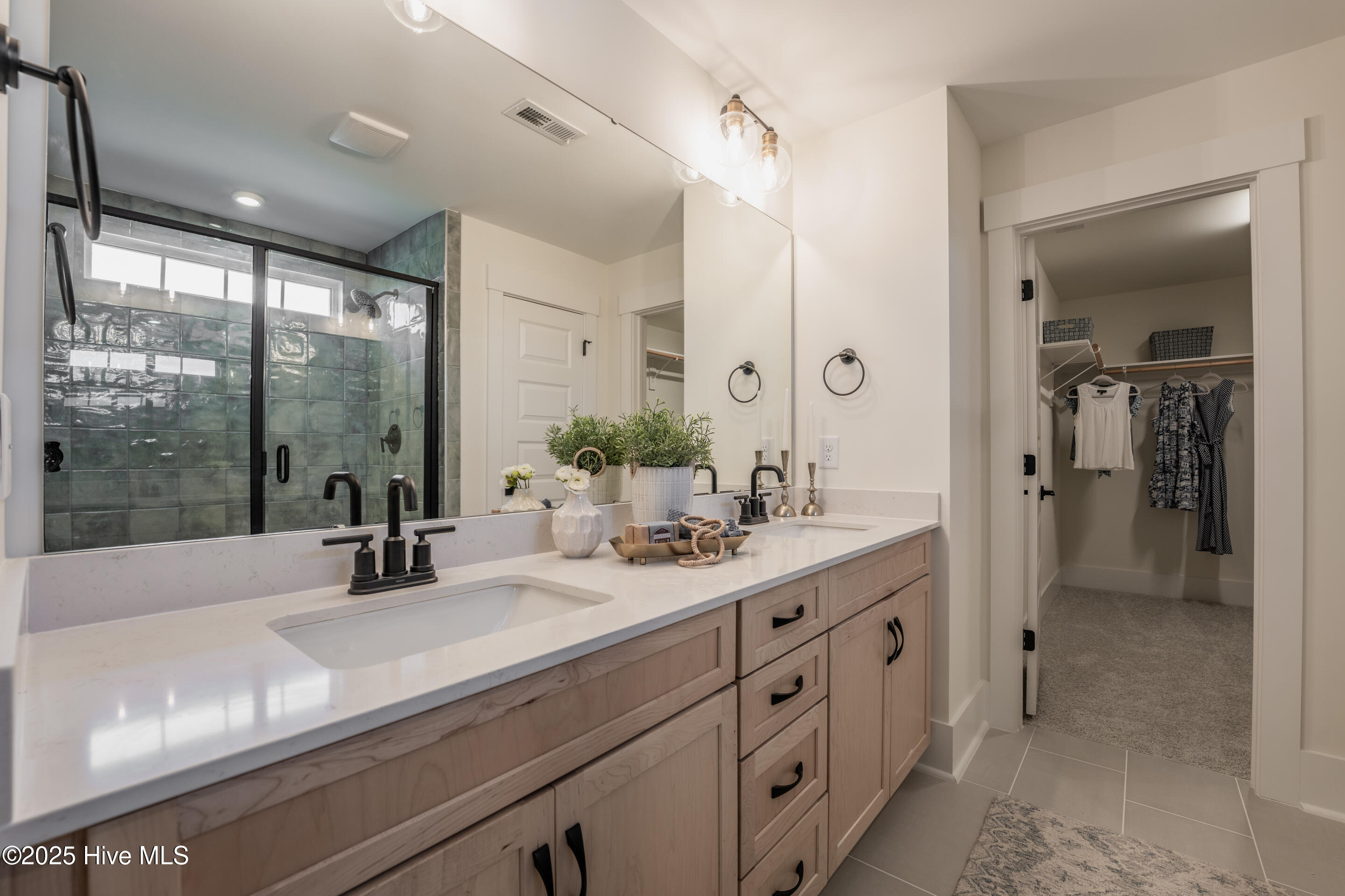 100545913 | Photo 29