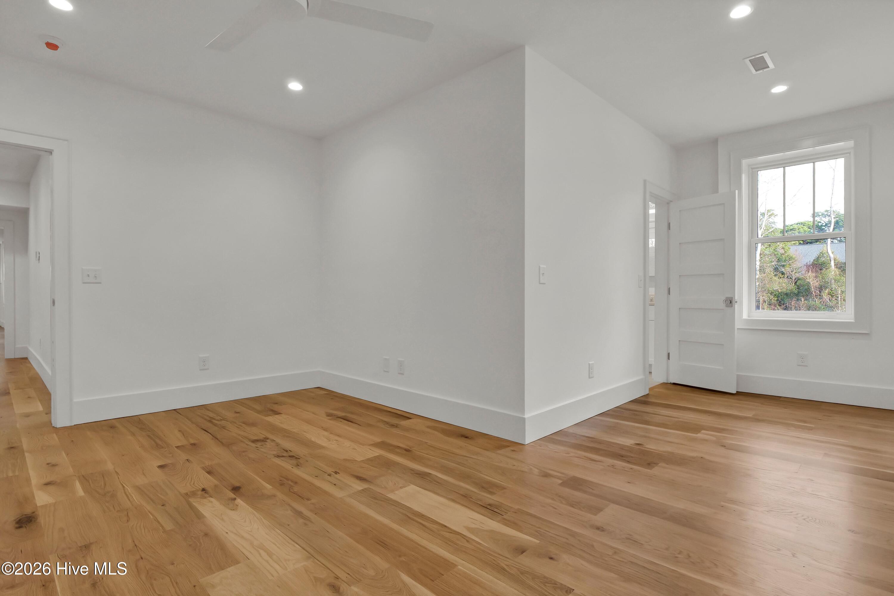 100553648 | Photo 53