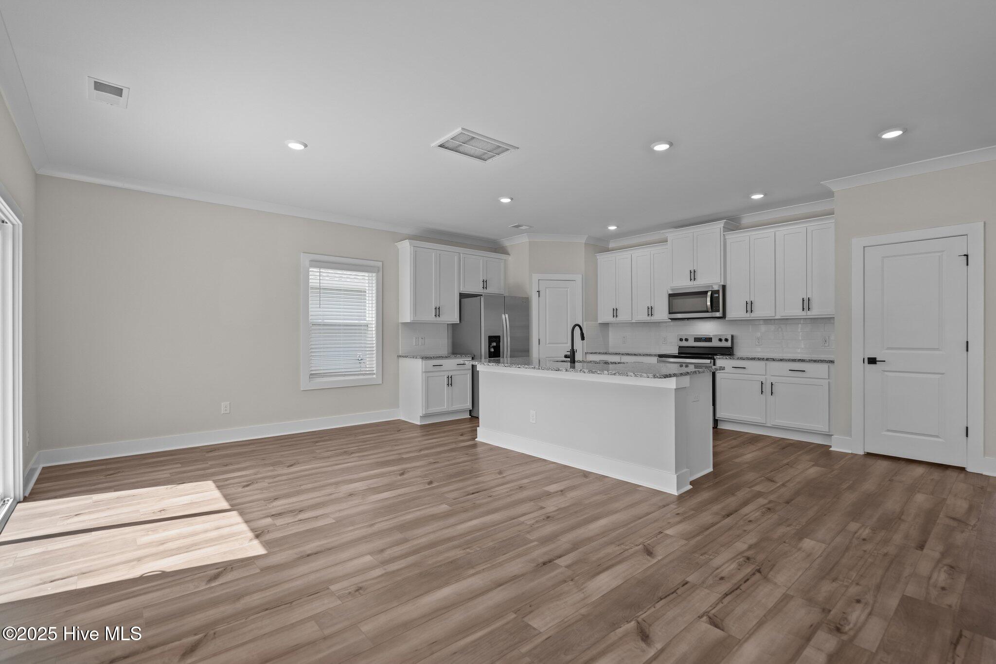 100540563 | Photo 13