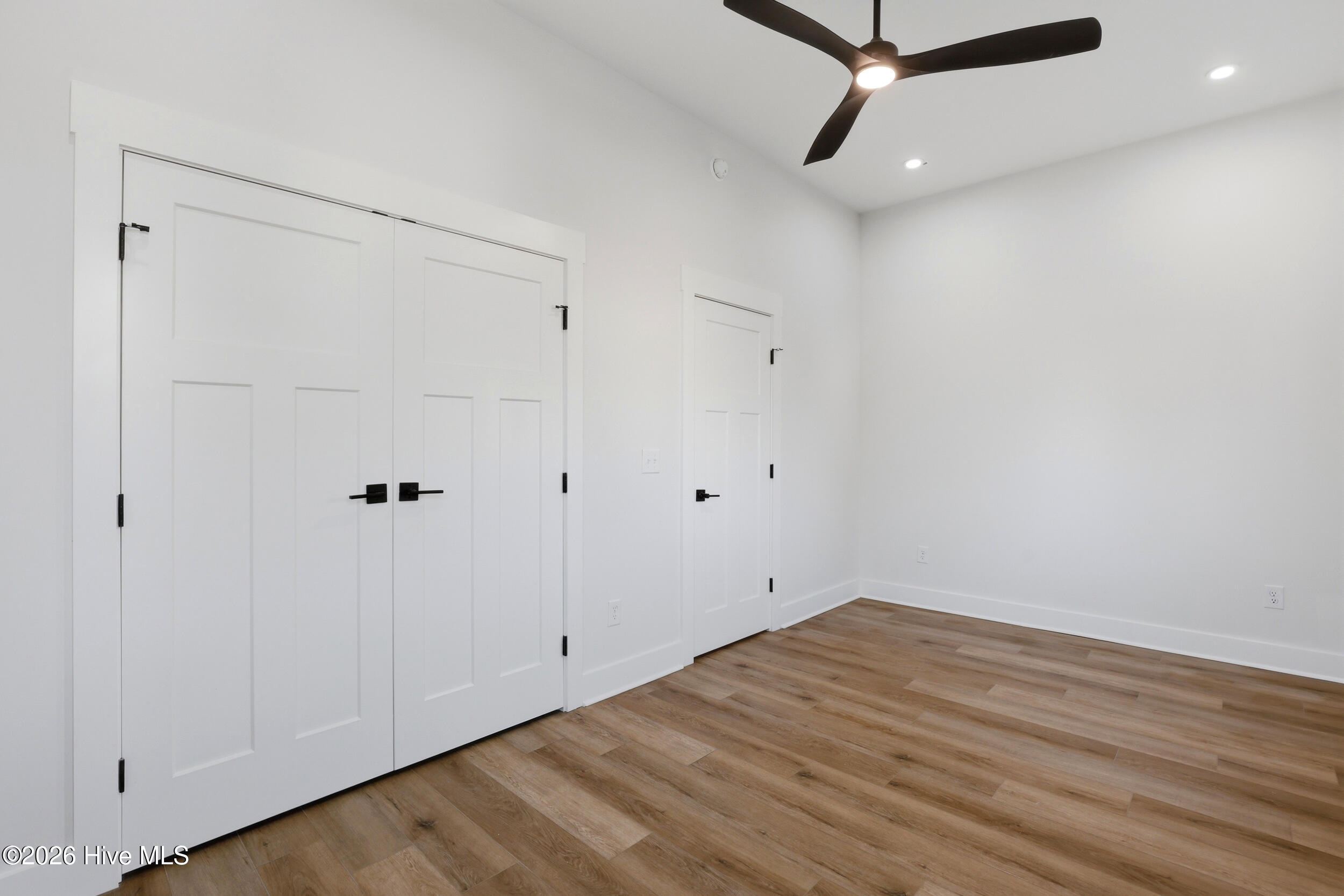 100562873 | Photo 25