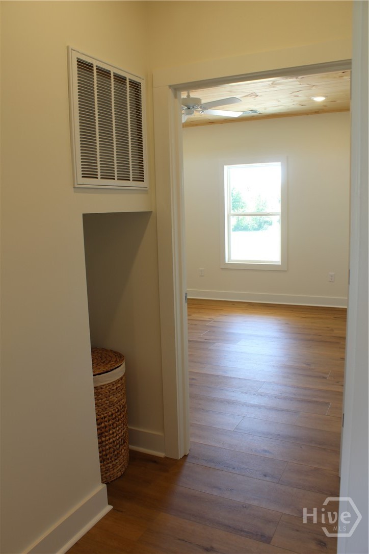 Secondary bedroom???????????????????????????????????????? hallway