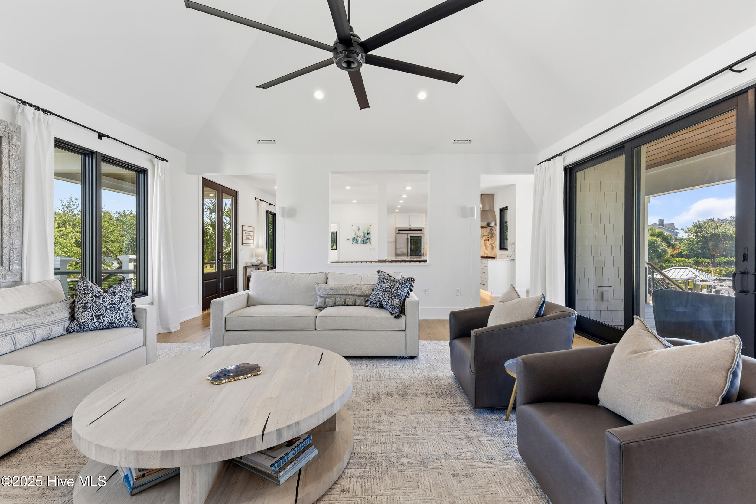 100541015 | Photo 66