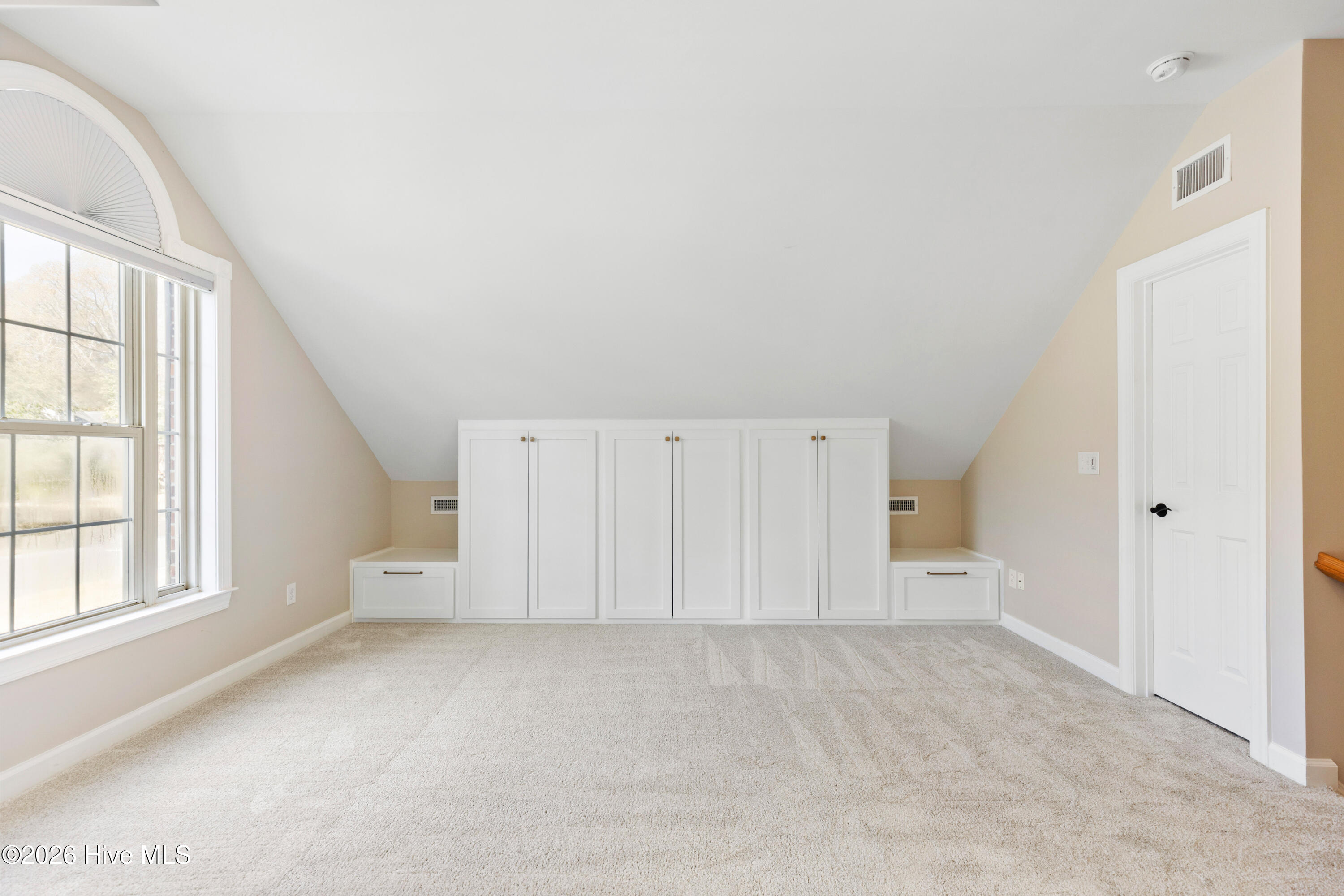 100560916 | Photo 64