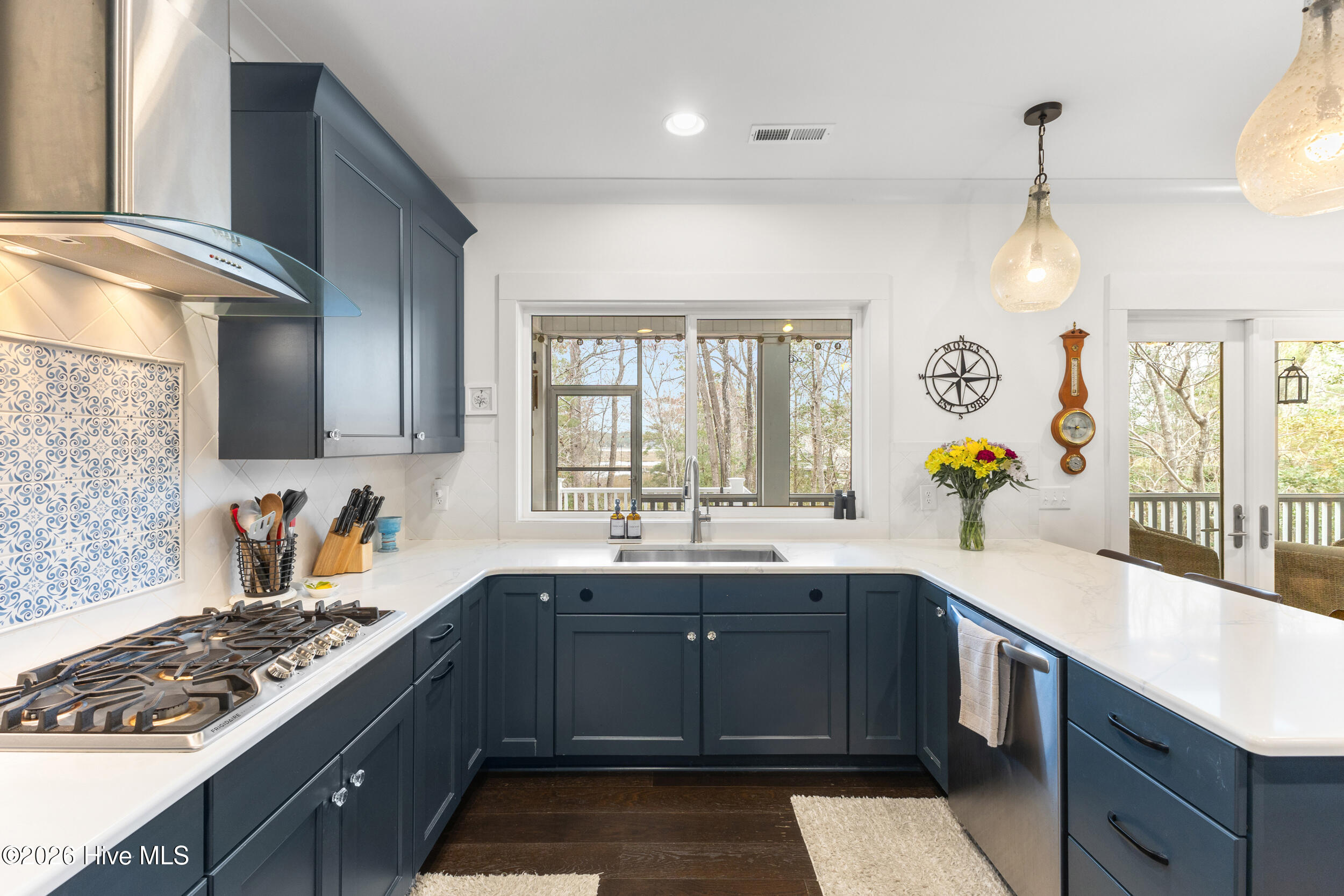 100558084 | Photo 16