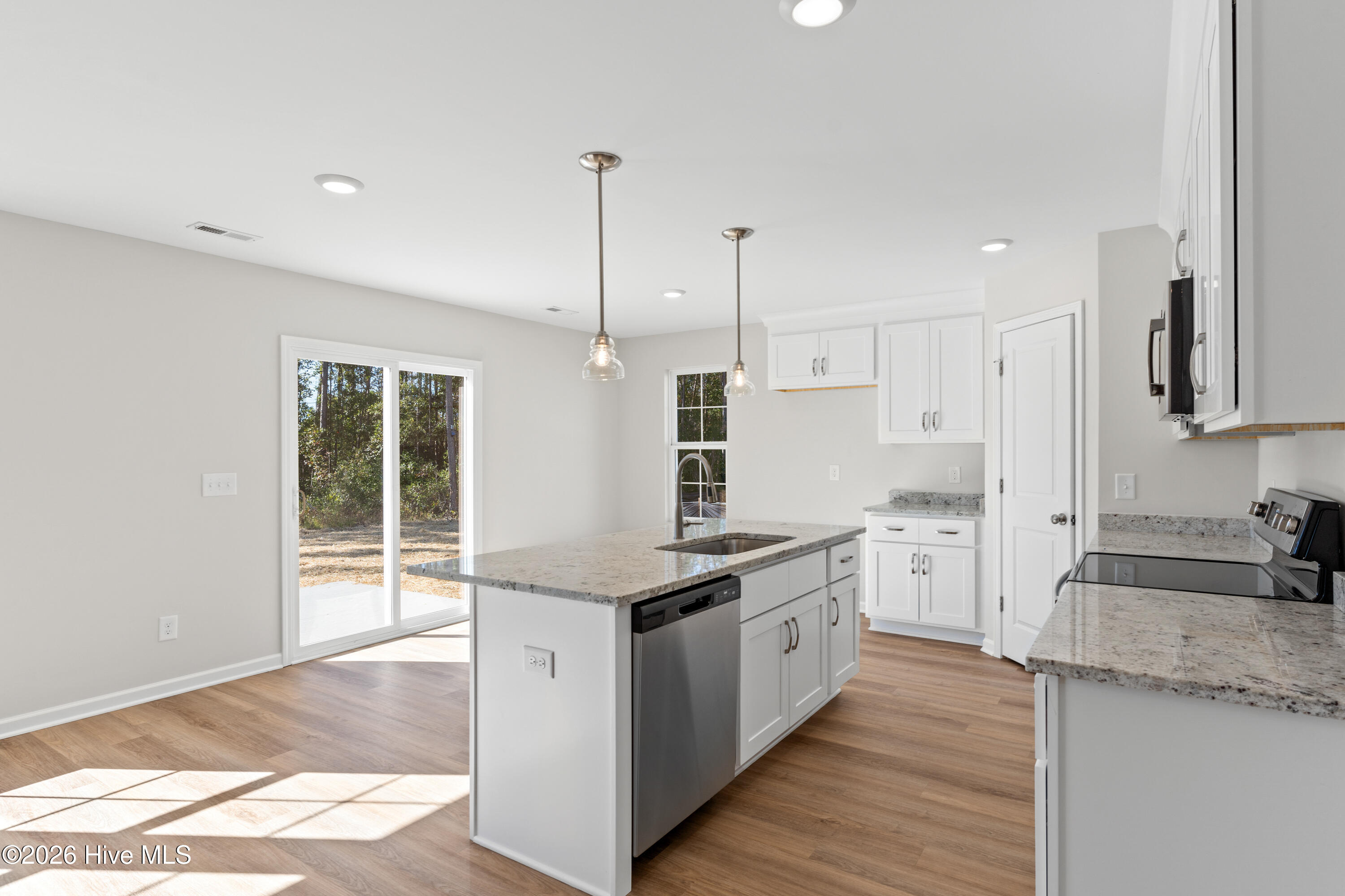 100554240 | Photo 21