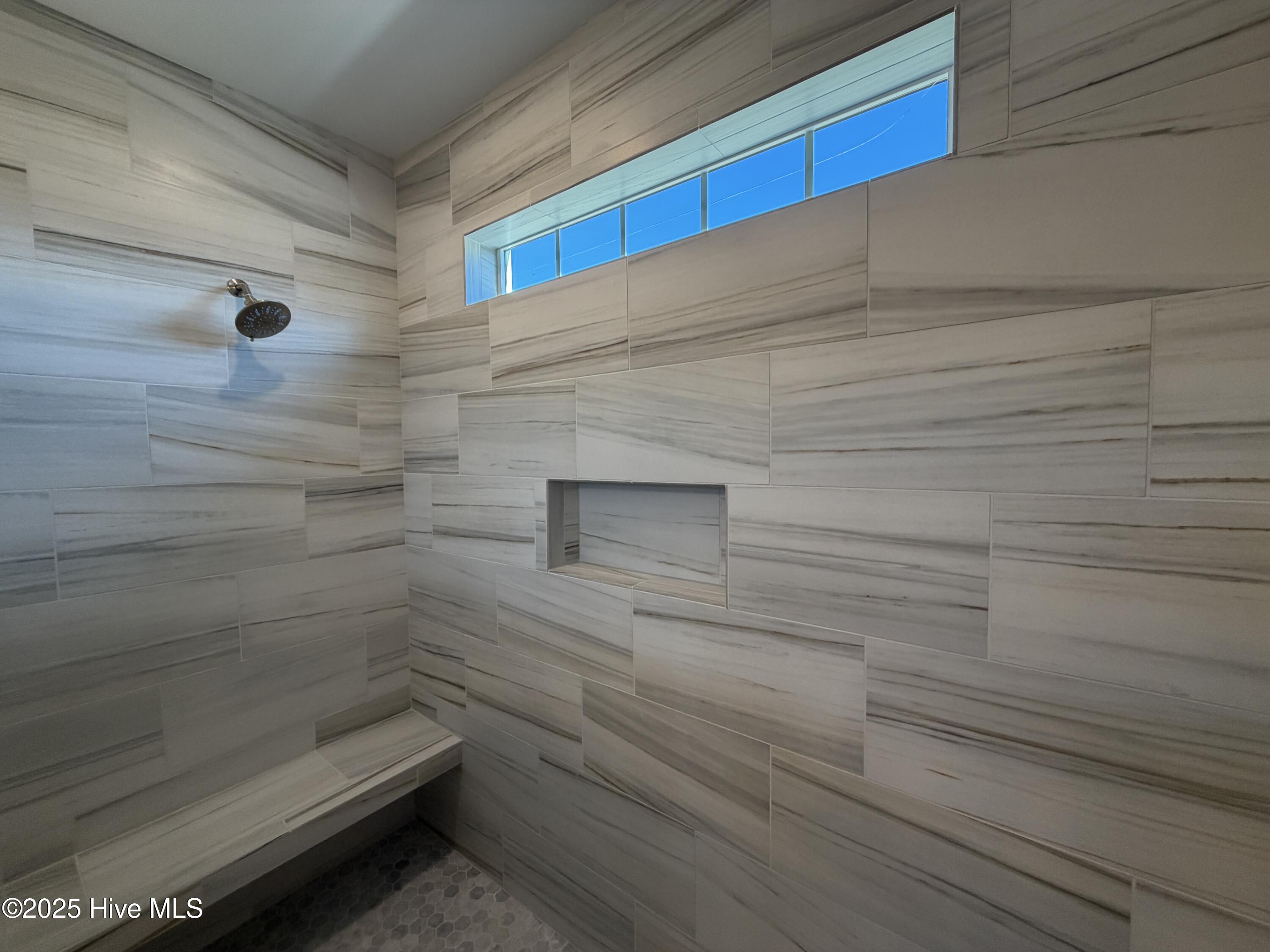 100518580 | Photo 45