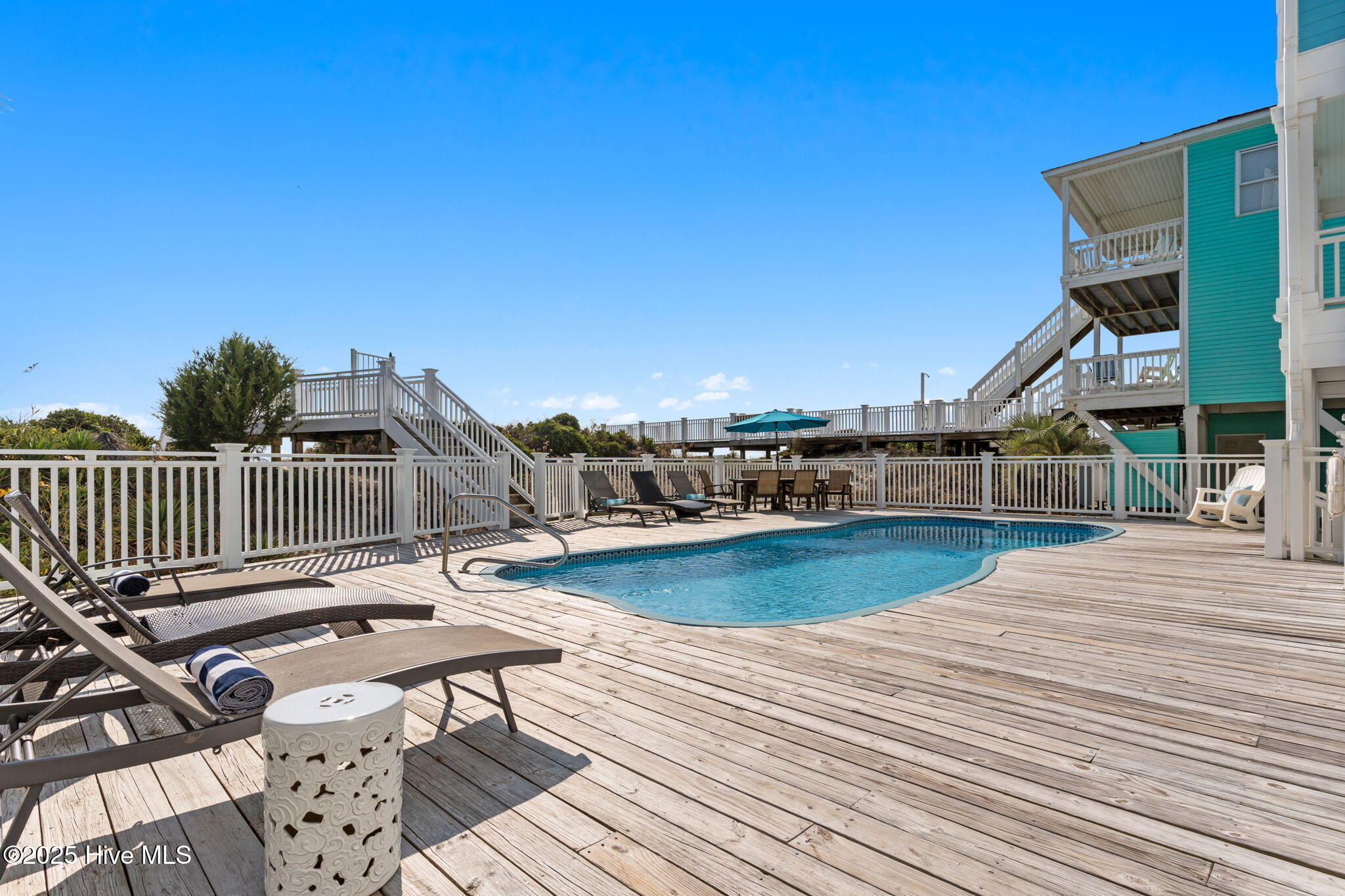 100542576 | Photo 76