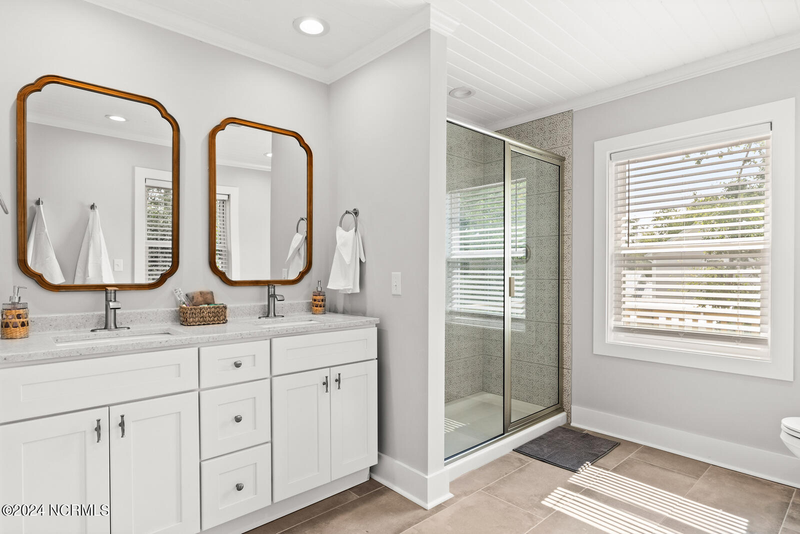 100565543 | Photo 12