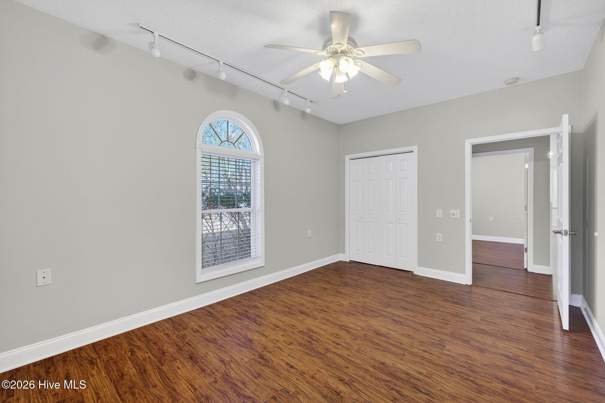 100549331 | Photo 53