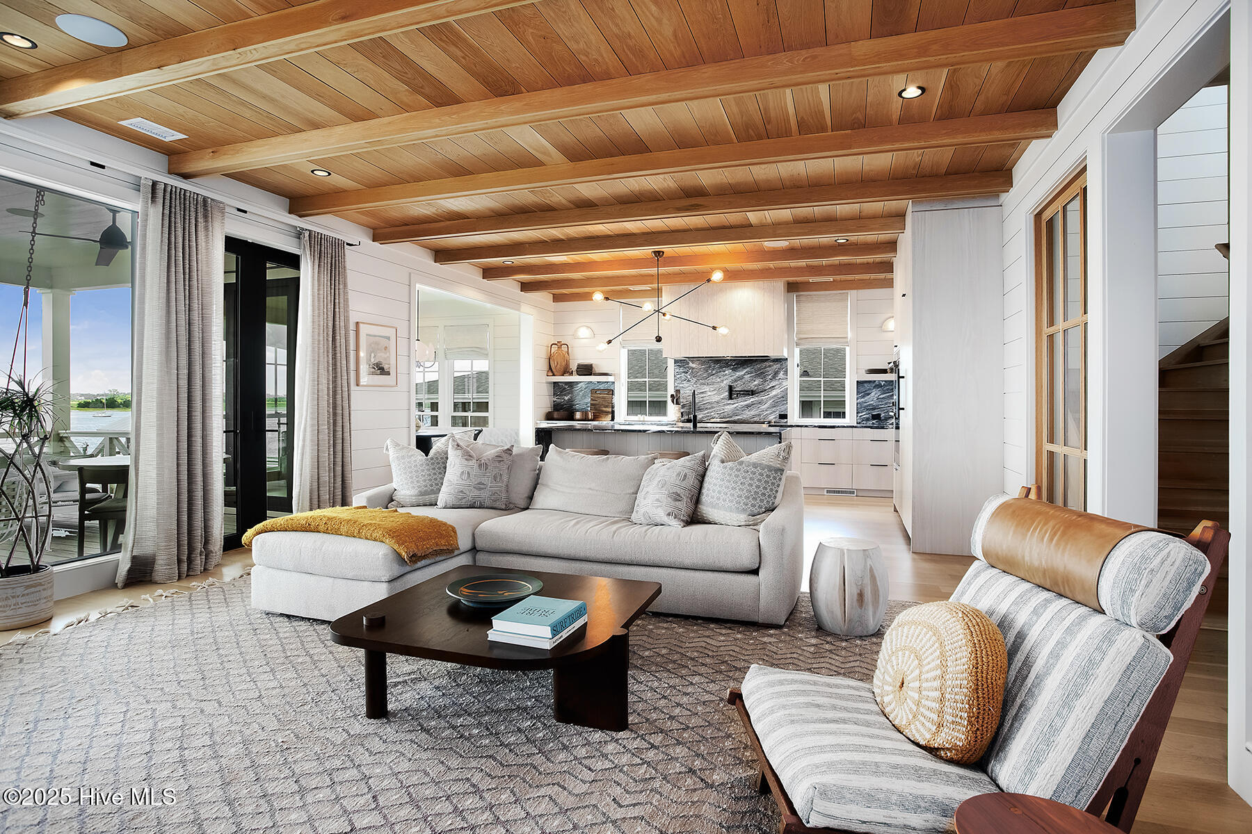 100528983 | Photo 17