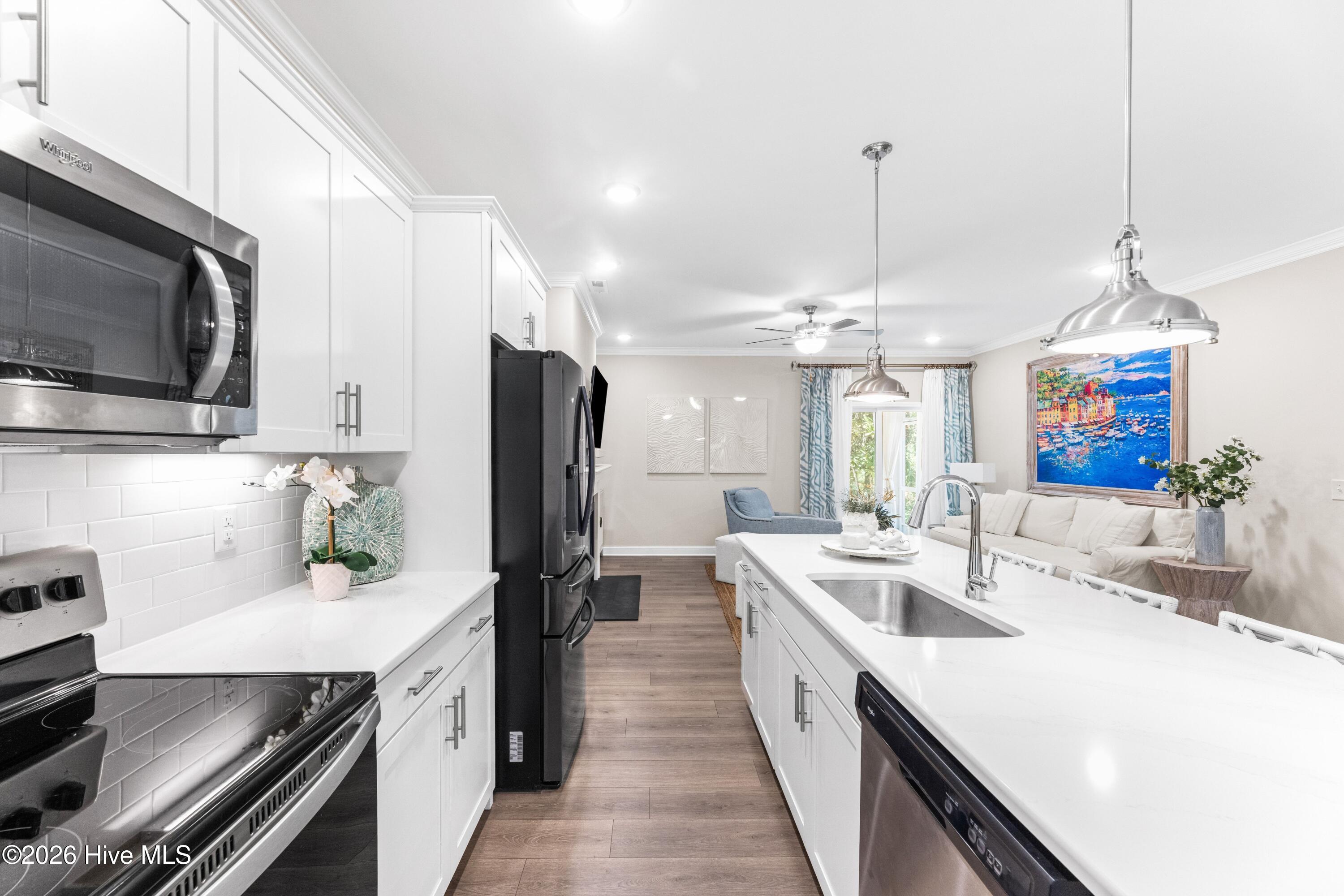 100561079 | Photo 15