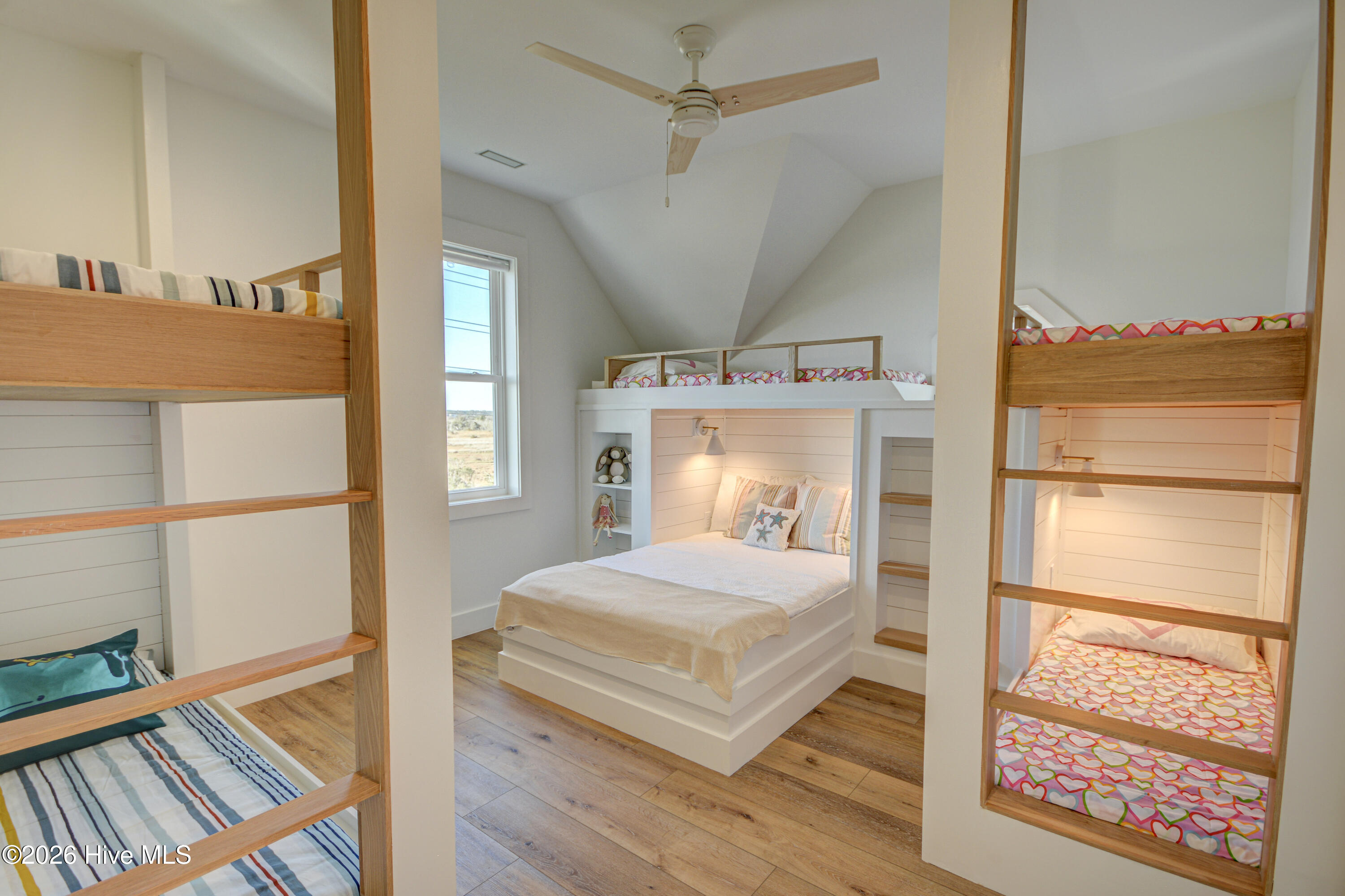 100556459 | Photo 32