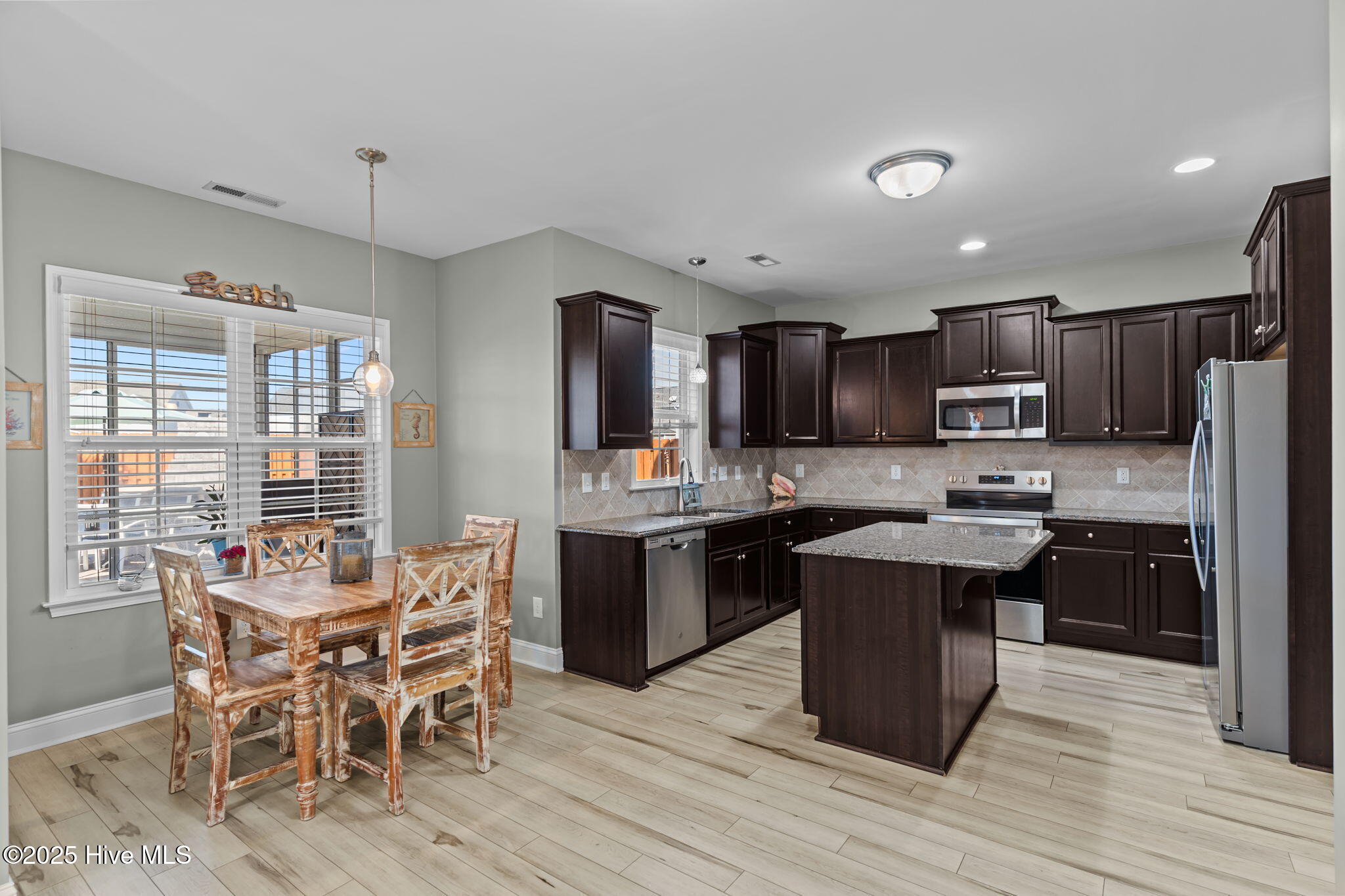 100537762 | Photo 12