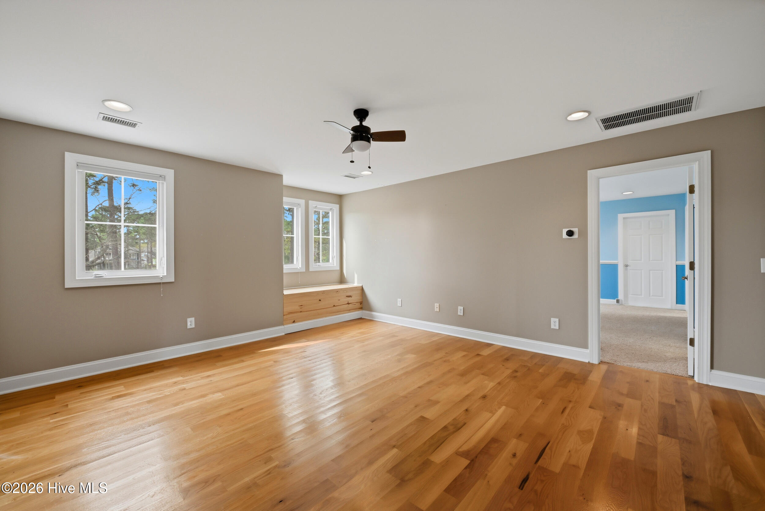 100566380 | Photo 32