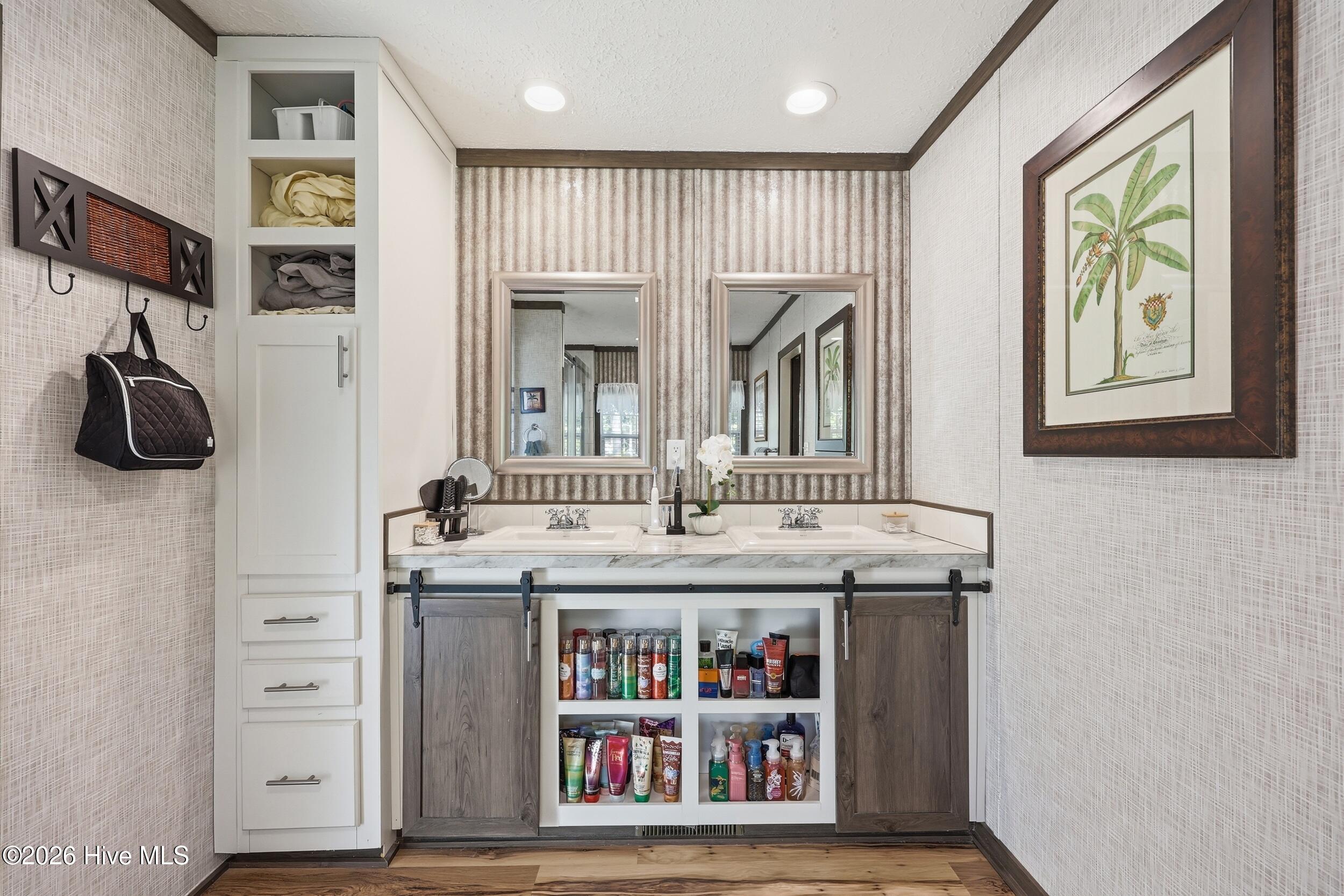 100567202 | Photo 23