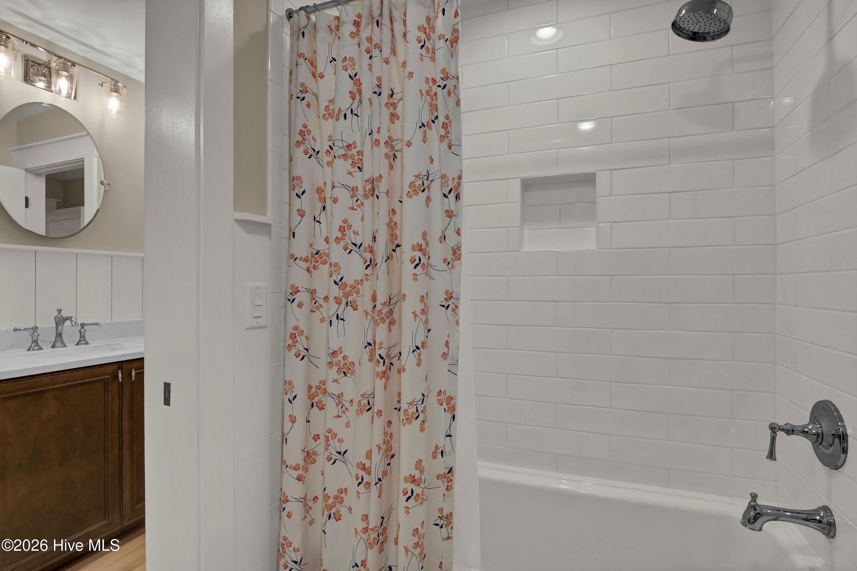 100566298 | Photo 42