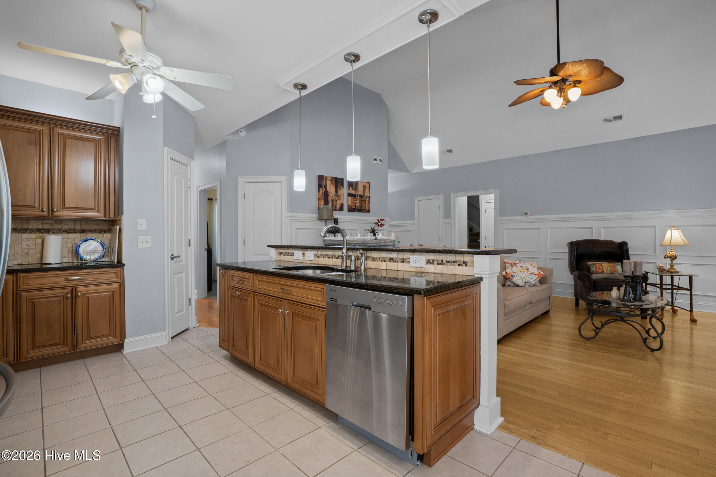 100566575 | Photo 12