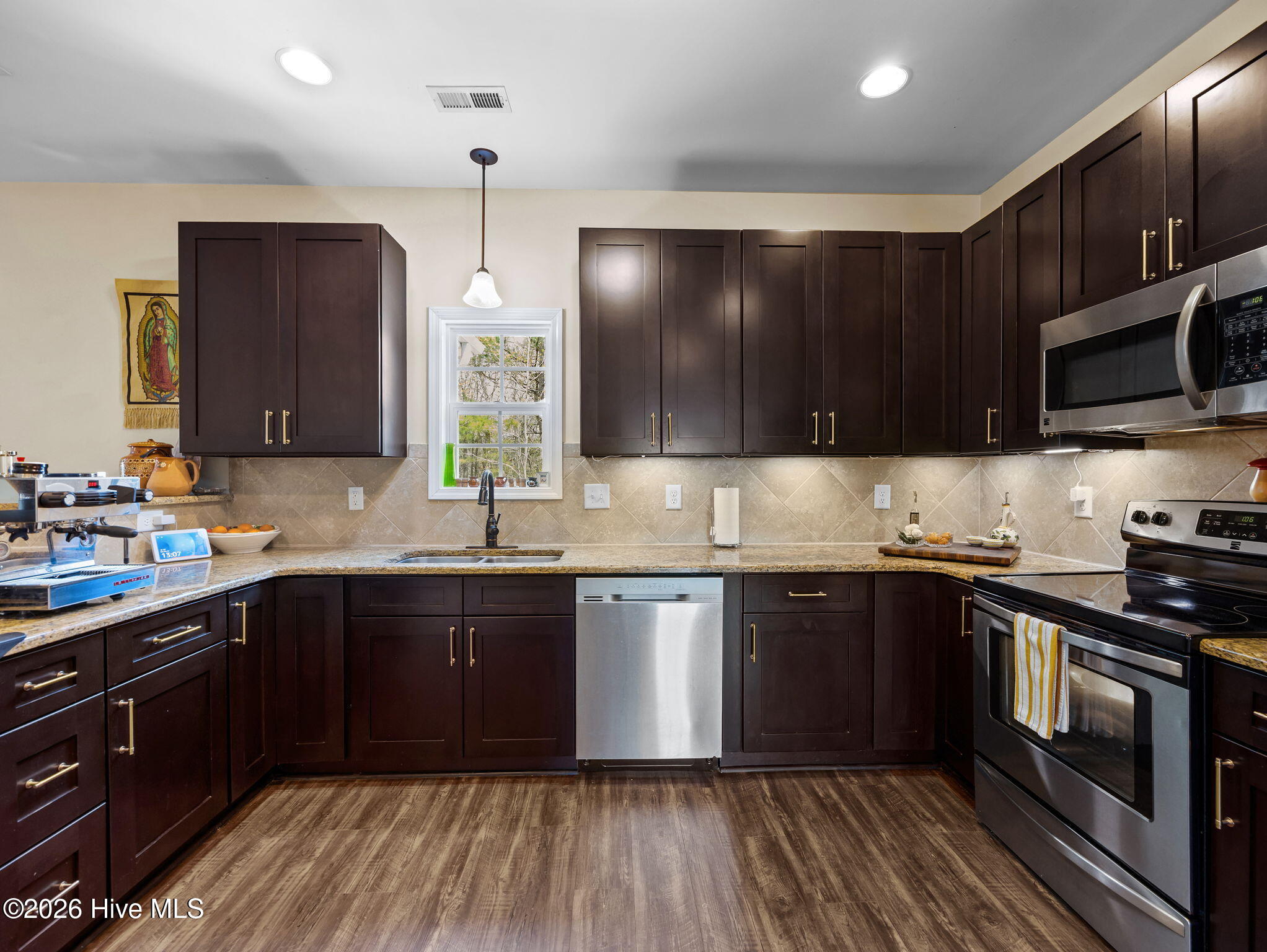 100562317 | Photo 19