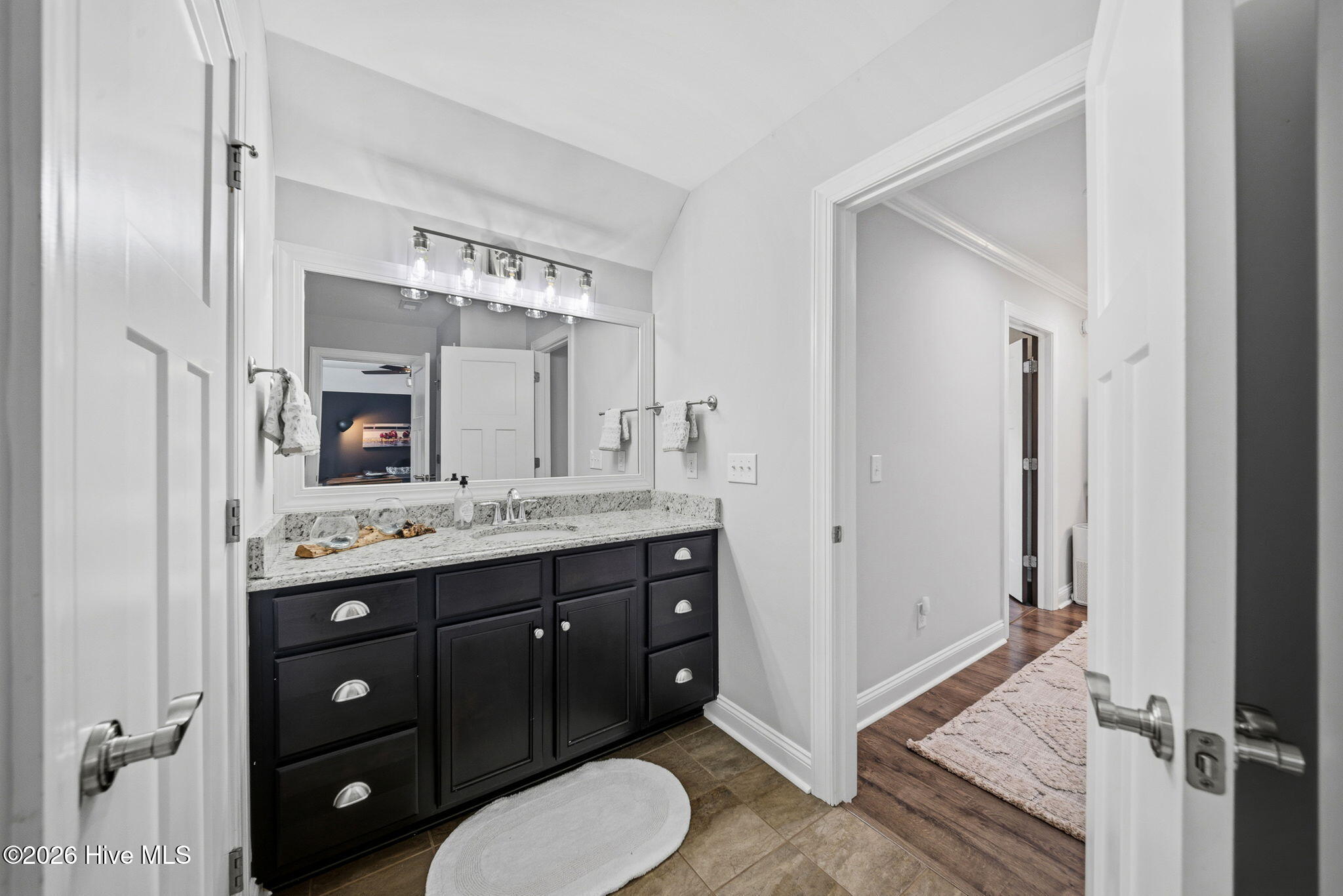 100565702 | Photo 29