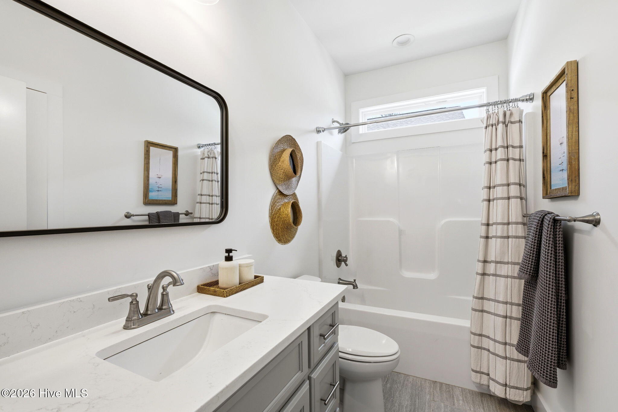 100561485 | Photo 26