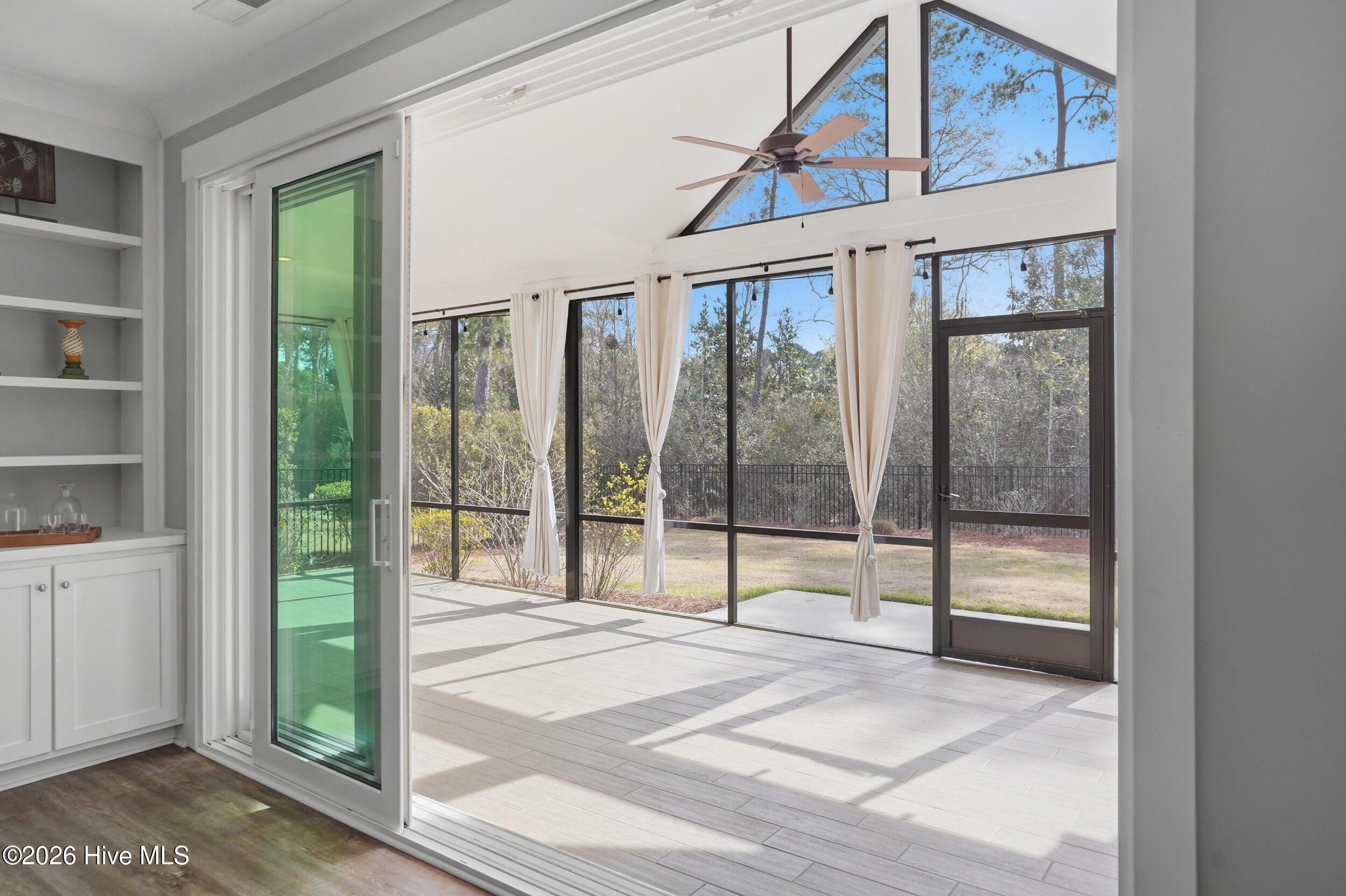 100561233 | Photo 42