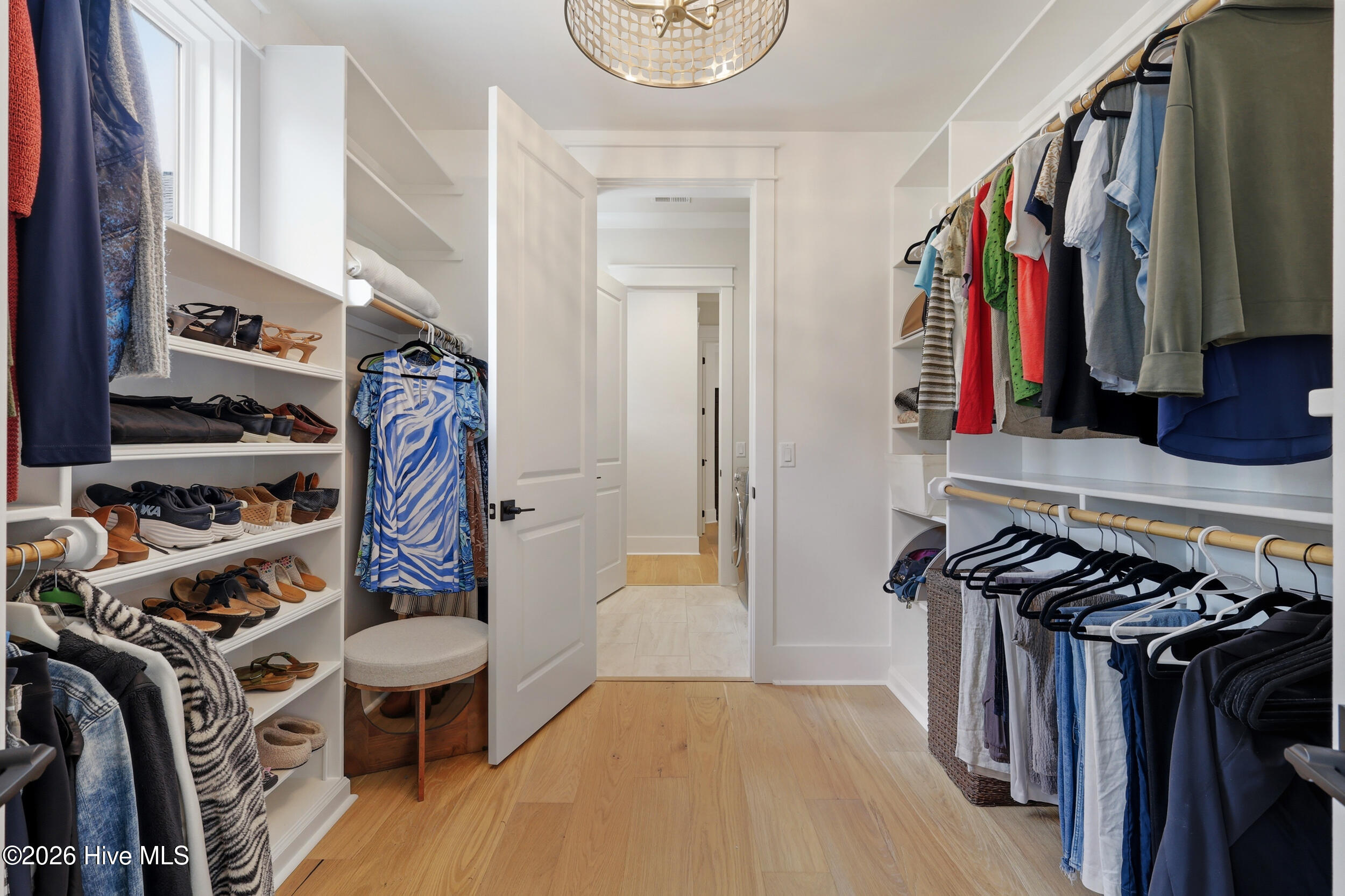 100566937 | Photo 42