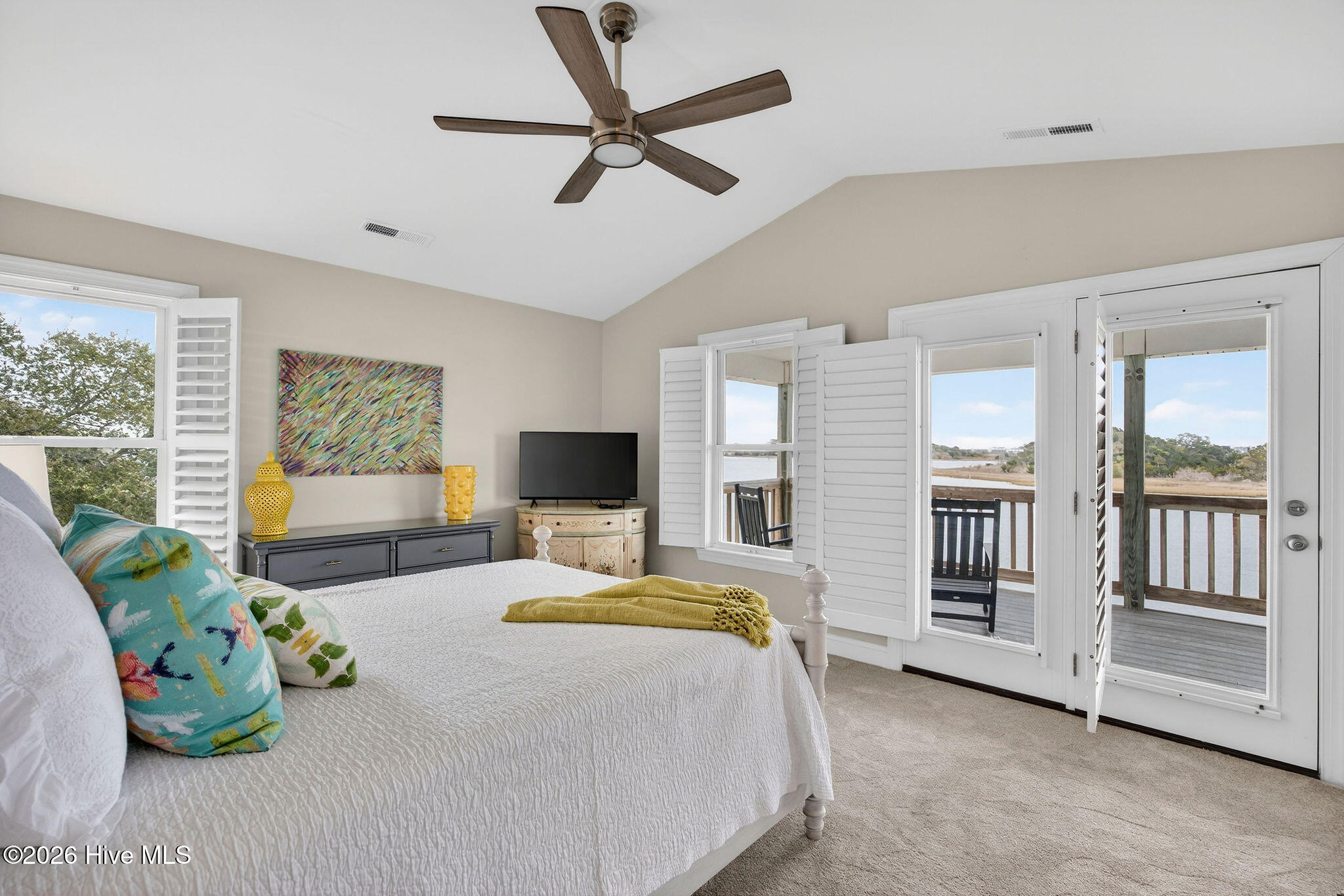 100558611 | Photo 47