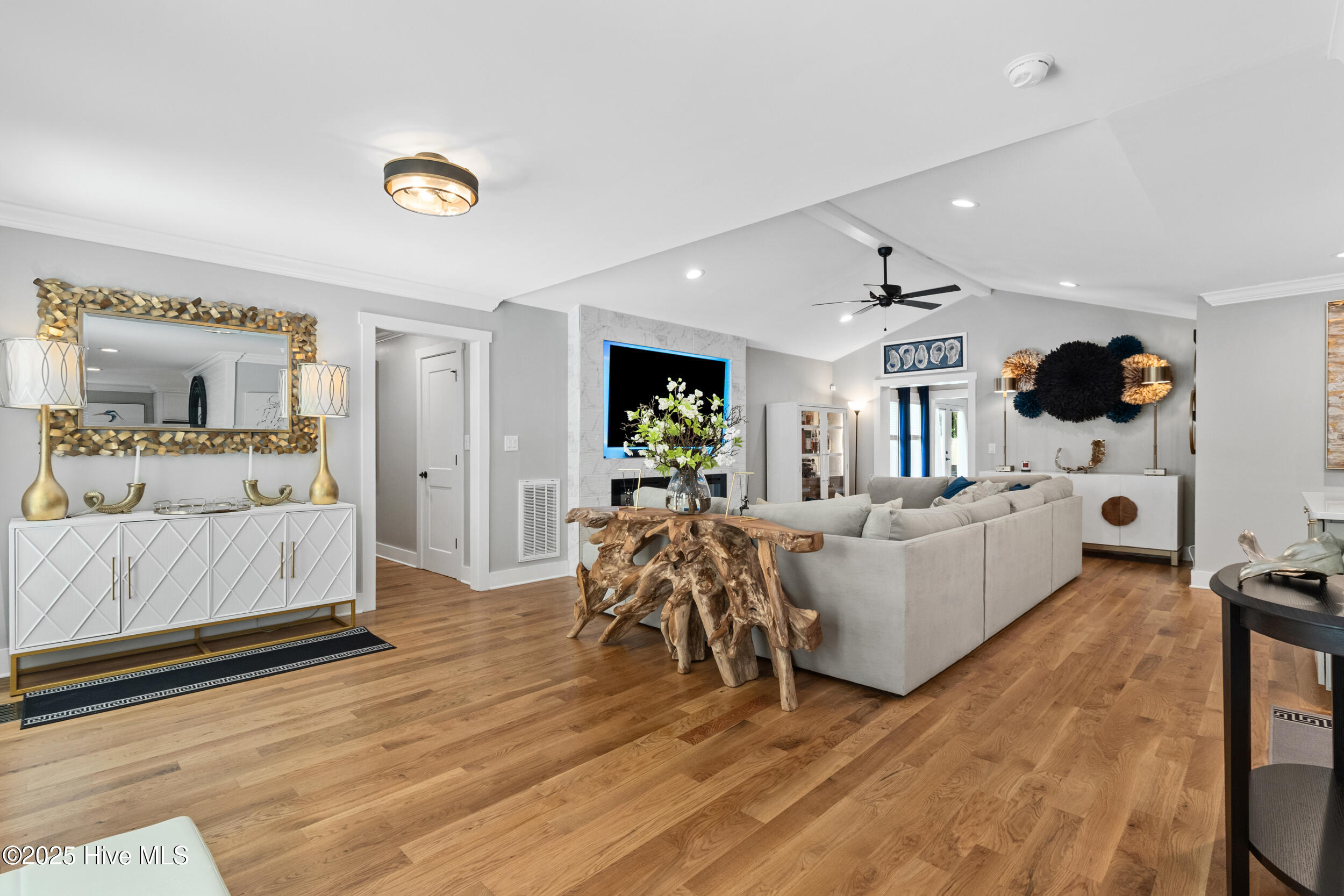 100561677 | Photo 11